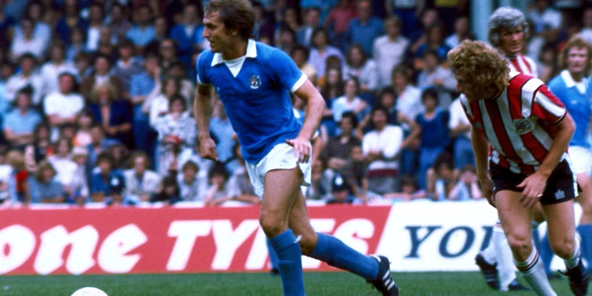 Dennis Tueart của Man City, nổi tiếng với cú xe đạp chổng ngược kinh điển trong trận chung kết Cúp Liên đoàn 1976.