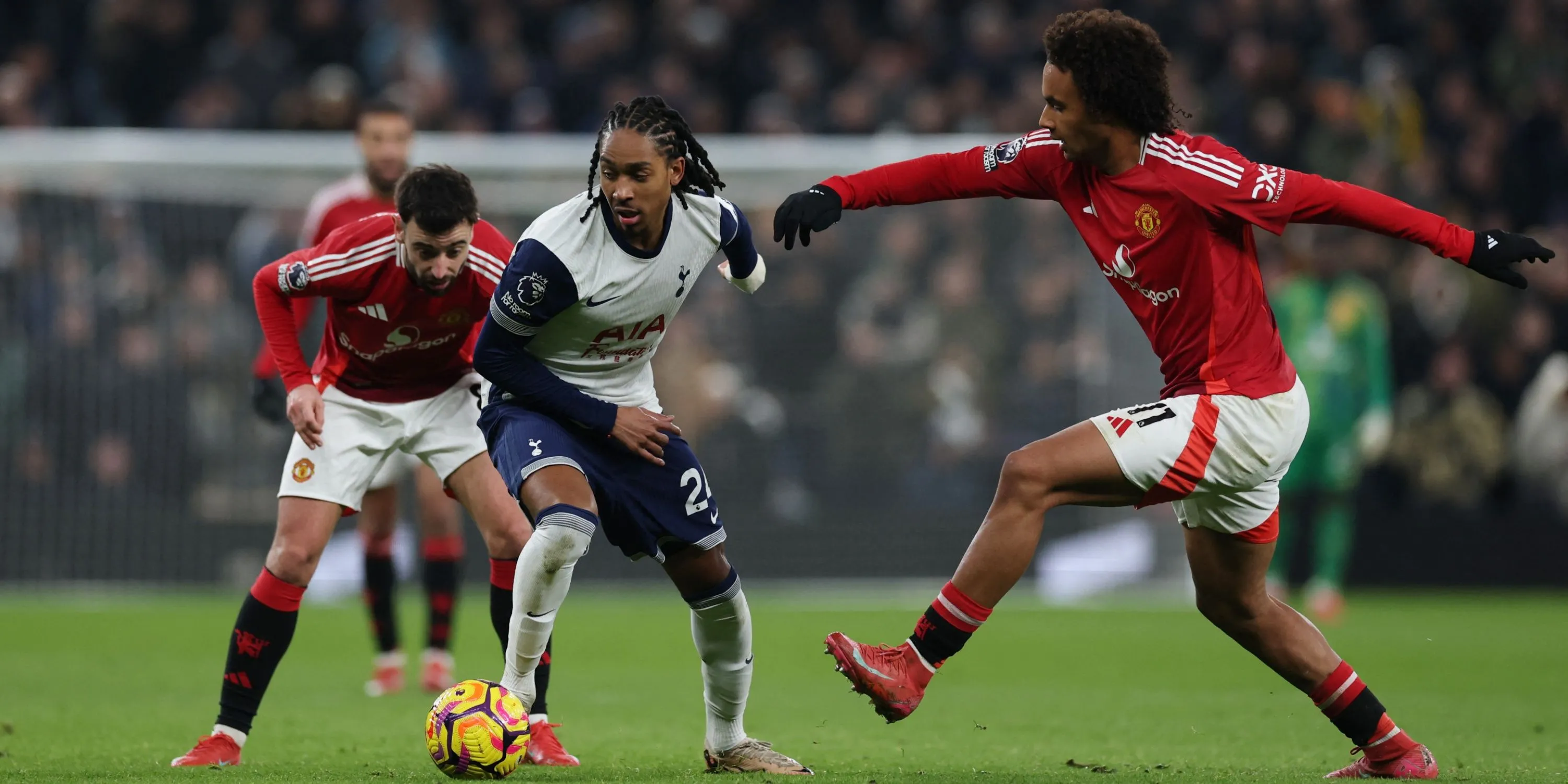 Djed Spence của Tottenham tranh bóng với cầu thủ Manchester United trong một trận đấu tại Premier League