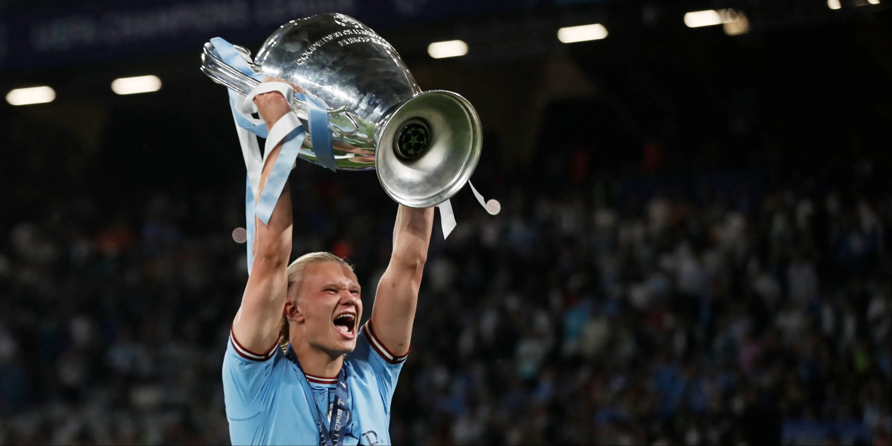 Erling Haaland của Manchester City nâng cao chiếc cúp Champions League danh giá