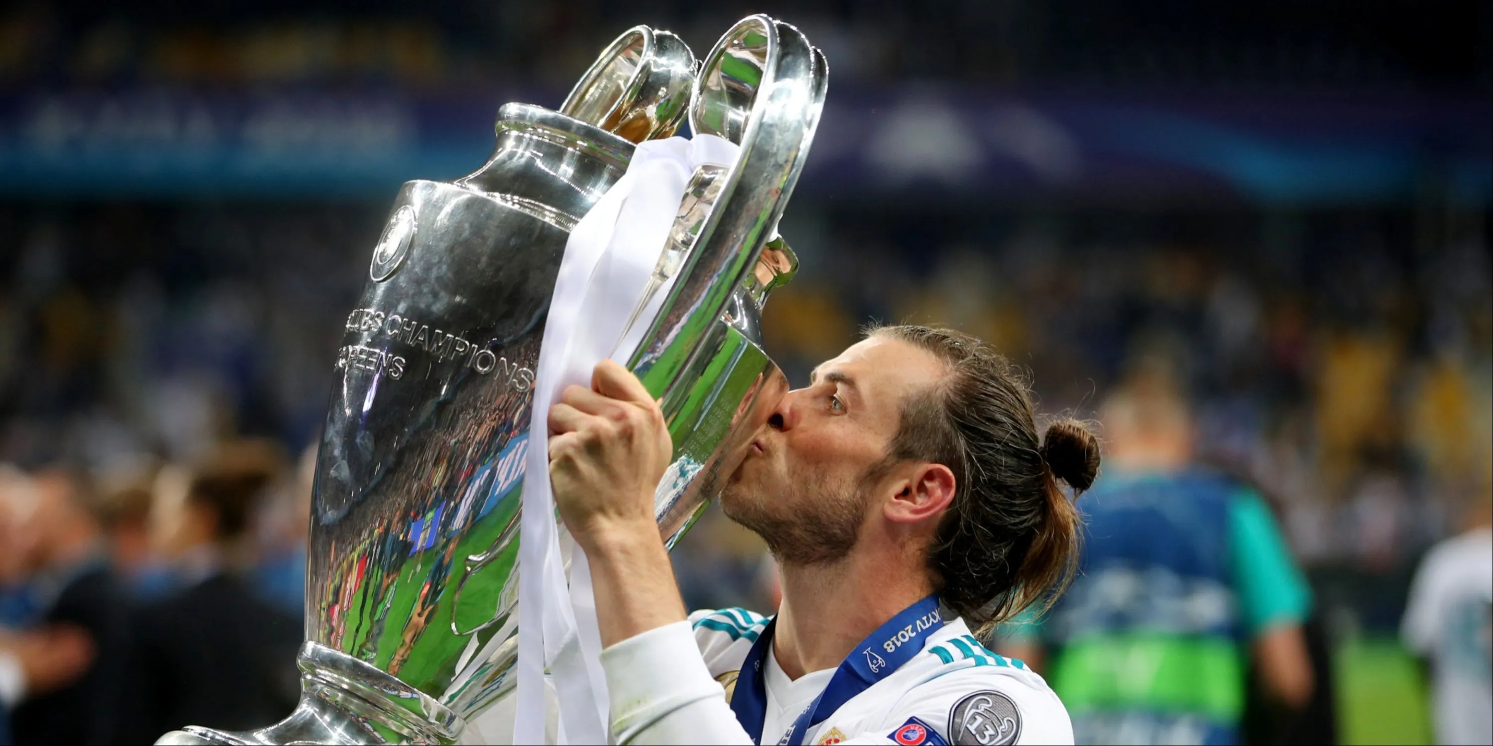 Gareth Bale của Real Madrid hôn chiếc cúp Champions League sau chiến thắng mùa giải 2016-17