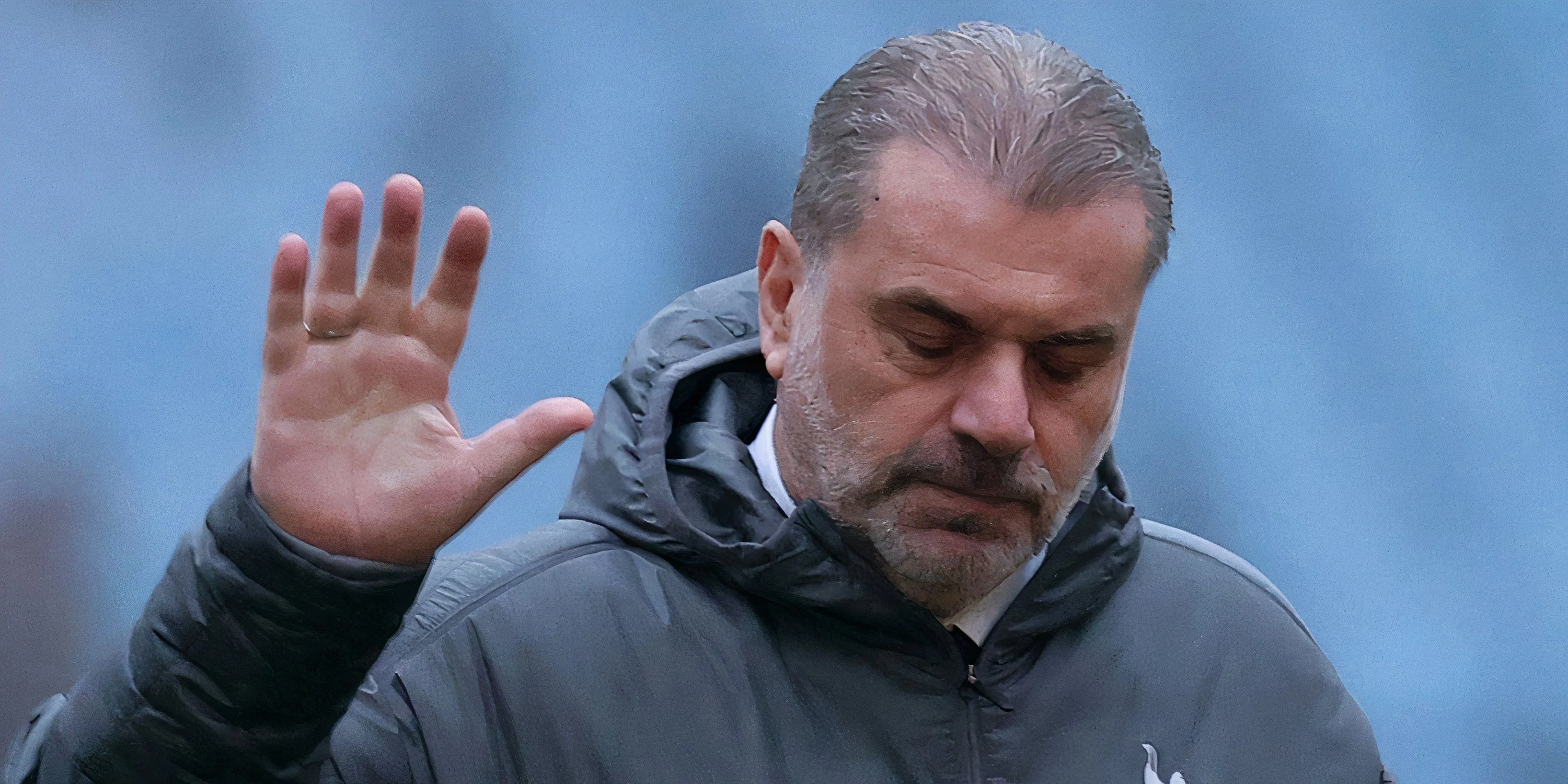 HLV Ange Postecoglou của Tottenham Hotspur ra dấu hiệu trong một buổi họp báo trước trận chung kết Europa League