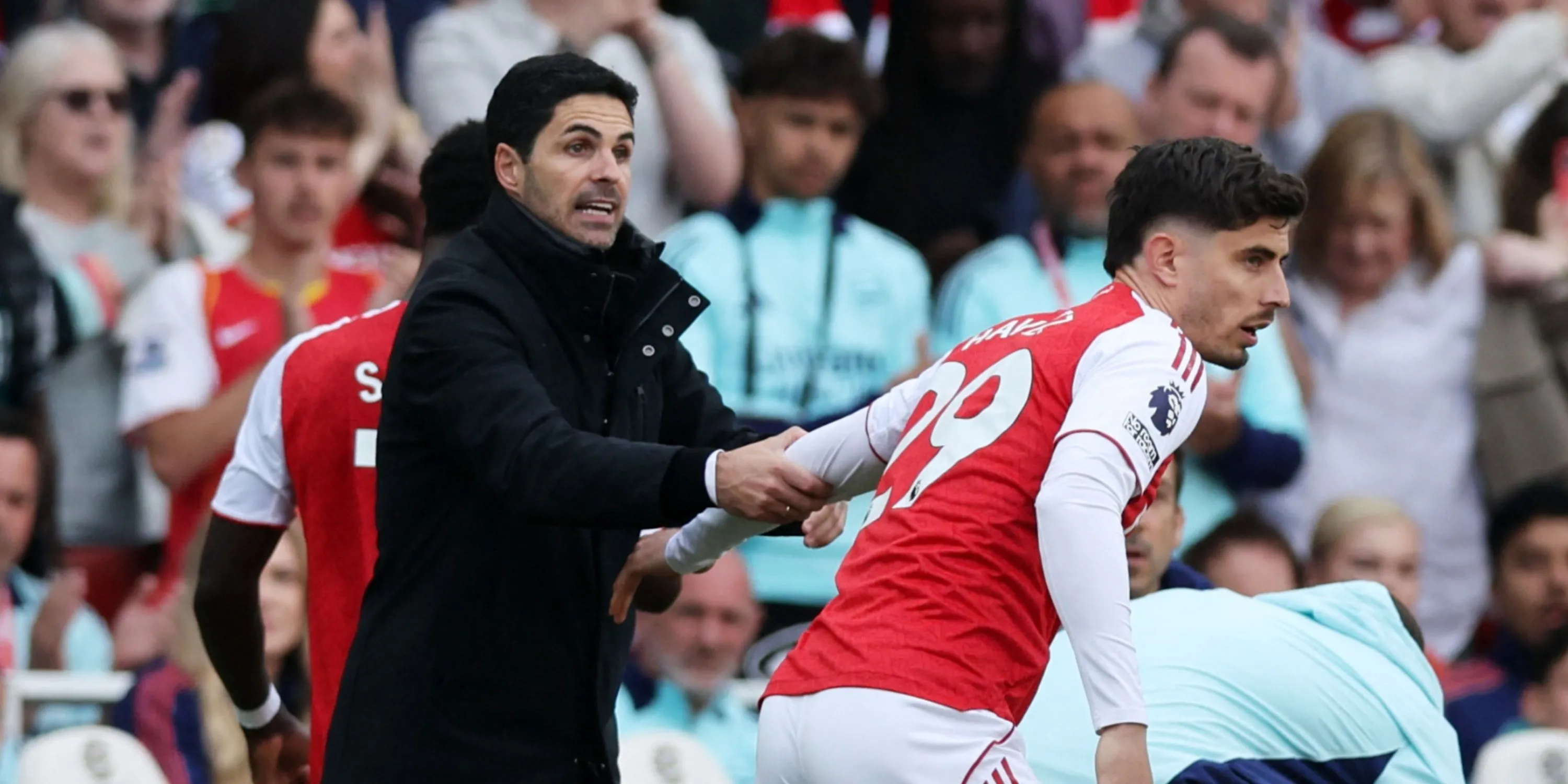 HLV Mikel Arteta trao đổi chiến thuật với Kai Havertz, thể hiện sự tin tưởng và kế hoạch phát triển cầu thủ tại Arsenal