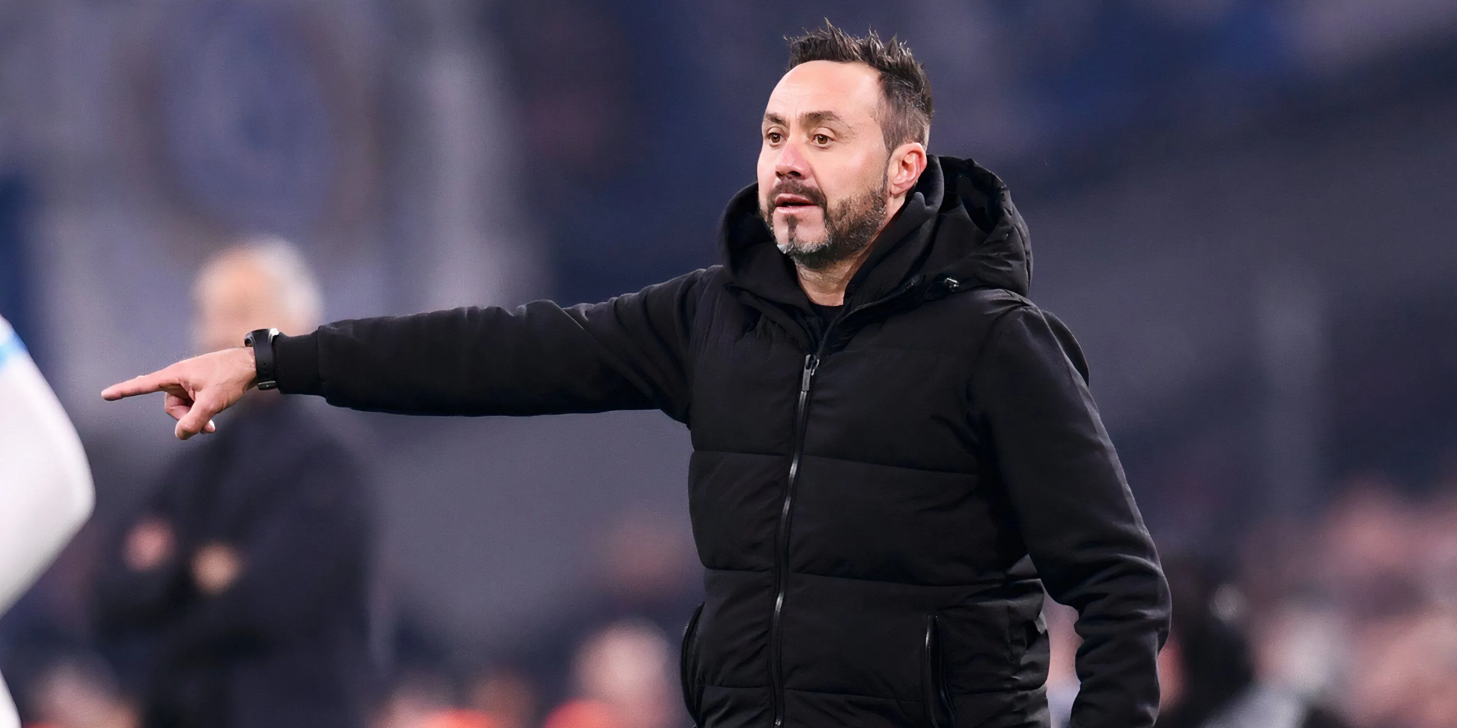 Huấn luyện viên Roberto De Zerbi chỉ đạo trên sân trong màu áo Marseille