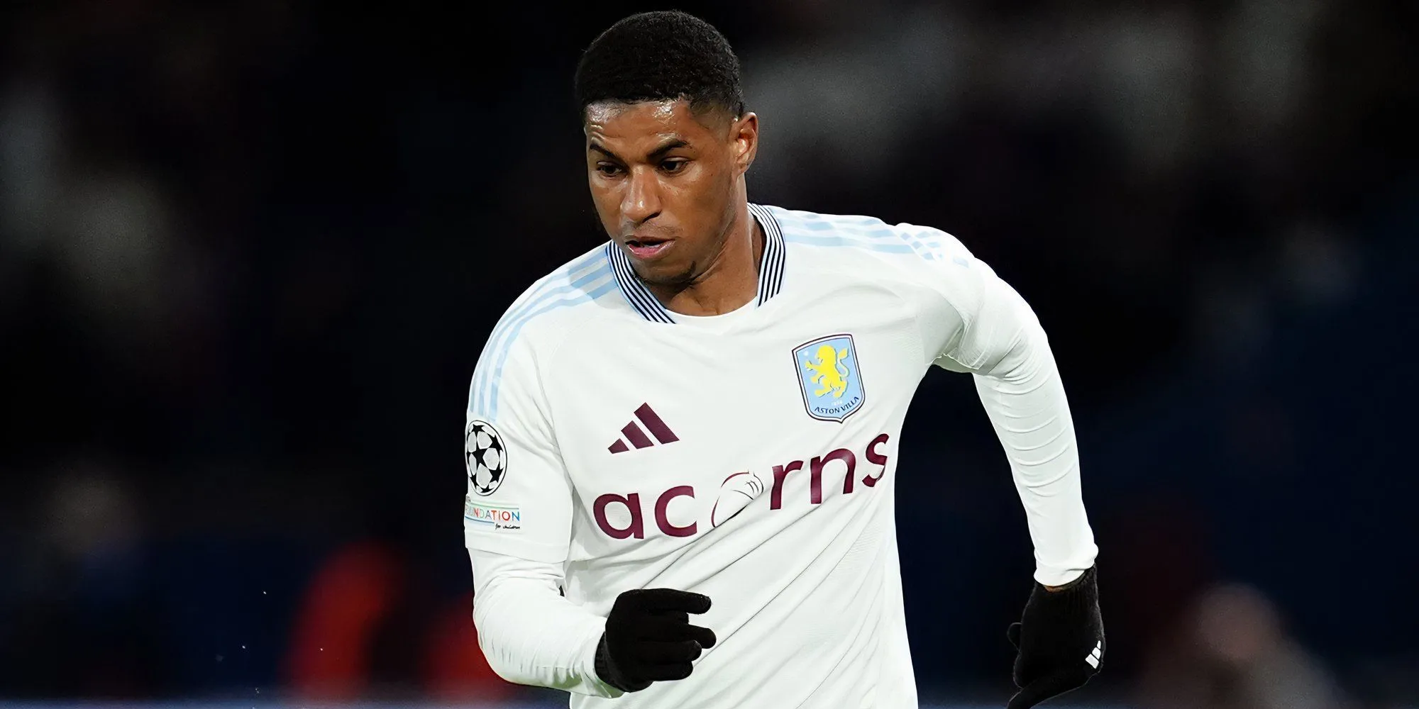 Marcus Rashford trong màu áo Aston Villa, sự hiện diện của anh được xem là một phương án dự phòng hoặc cạnh tranh với Ollie Watkins