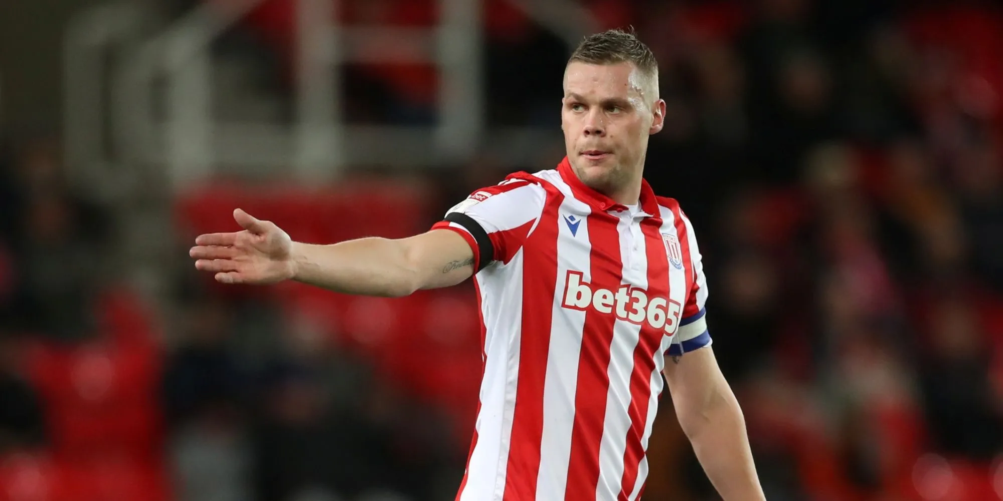 Ryan Shawcross chỉ tay trên sân cỏ