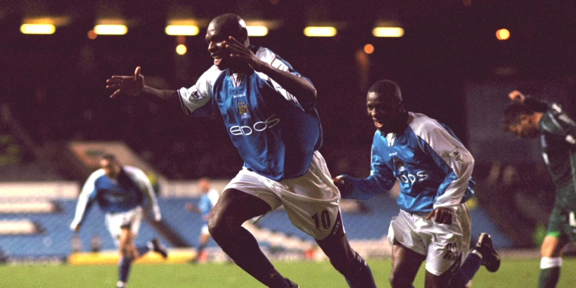Shaun Goater của Manchester City ăn mừng bàn thắng, một tiền đạo được yêu mến tại Maine Road.
