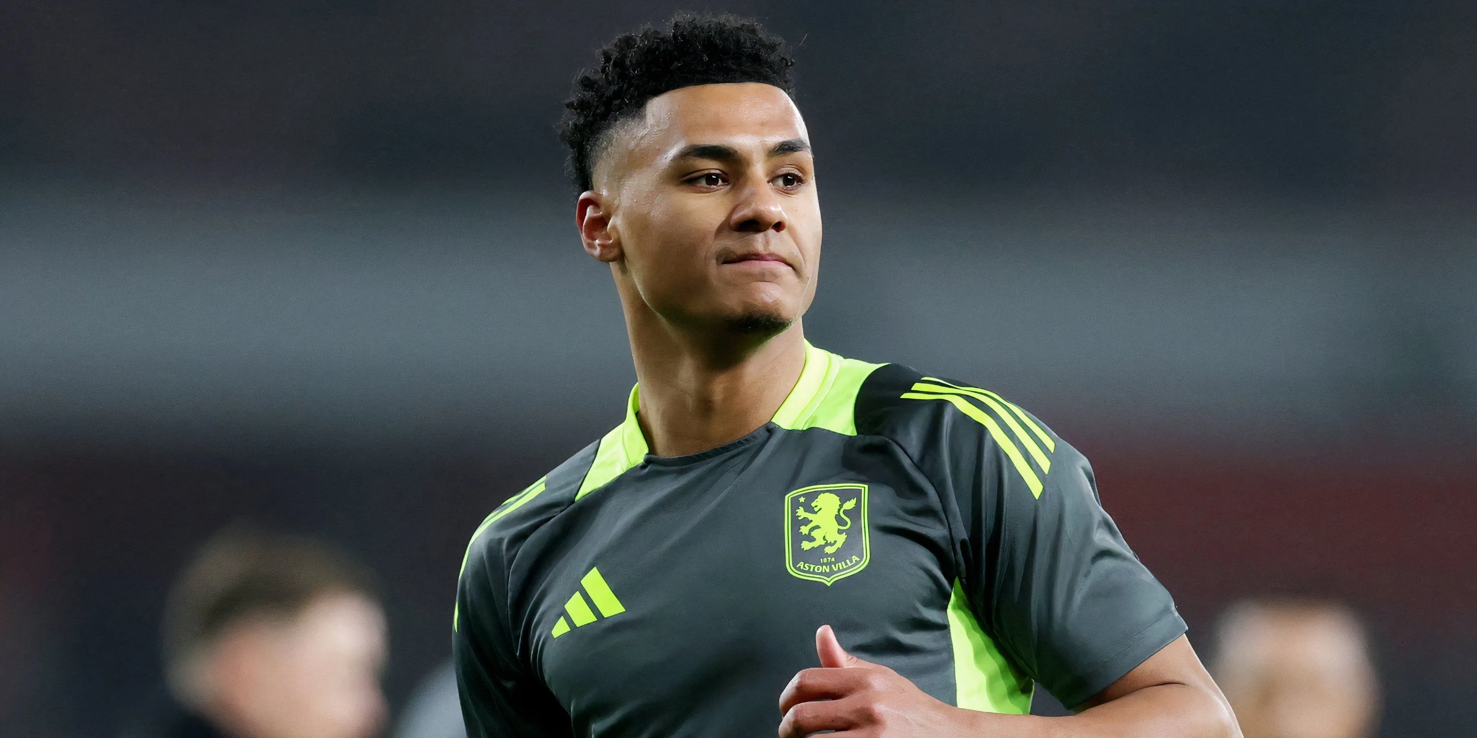Tiền đạo Ollie Watkins của Aston Villa trong một buổi tập khởi động trước trận, tương lai tại CLB đang là một dấu hỏi lớn