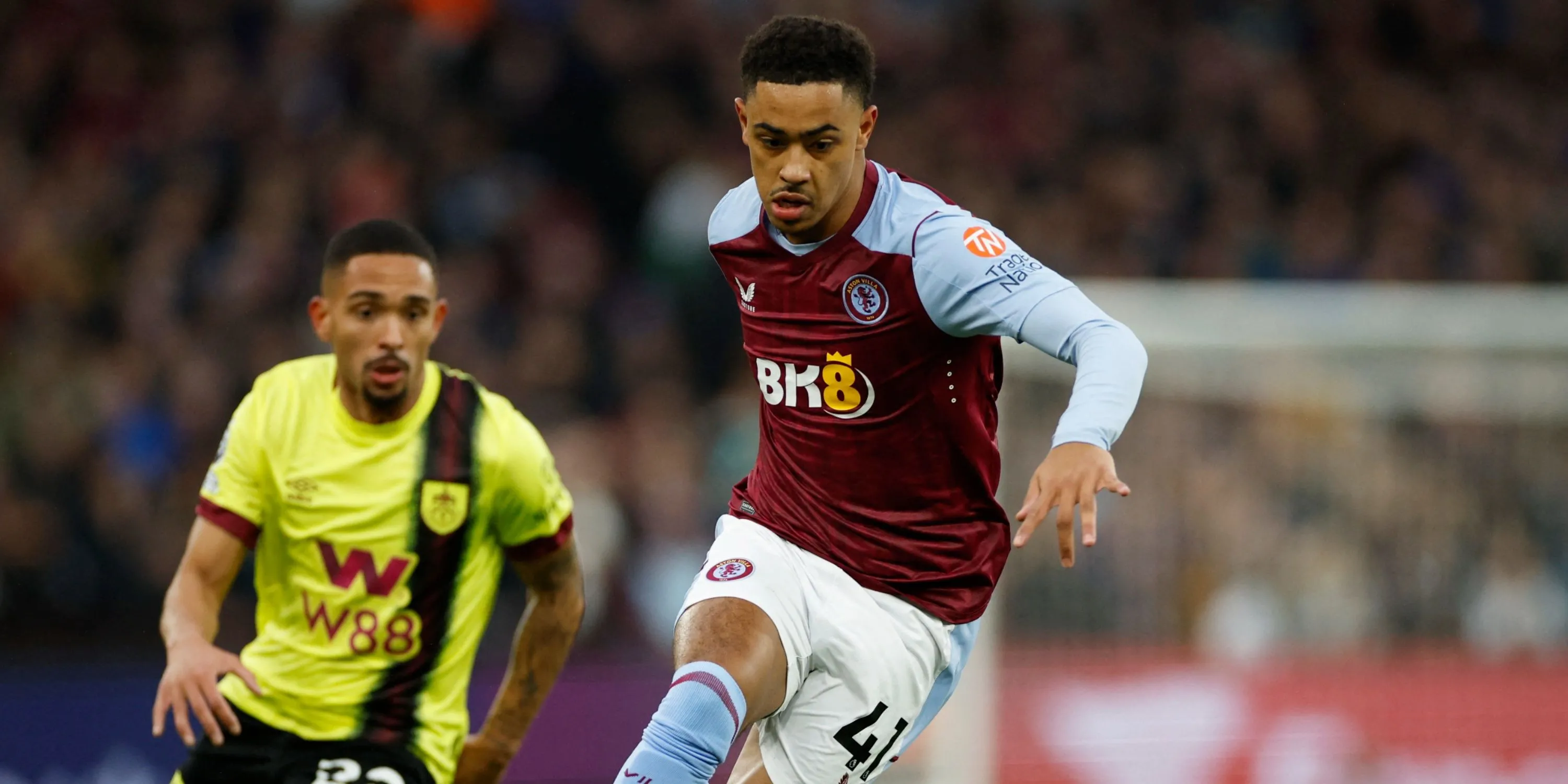 Tiền vệ Jacob Ramsey của Aston Villa xử lý bóng kỹ thuật trên sân