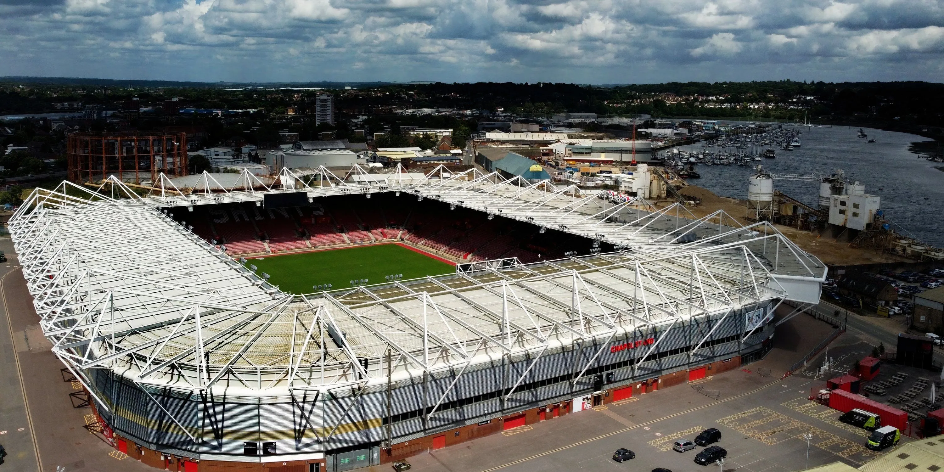 Toàn cảnh sân vận động St. Mary's của Southampton từ trên không.