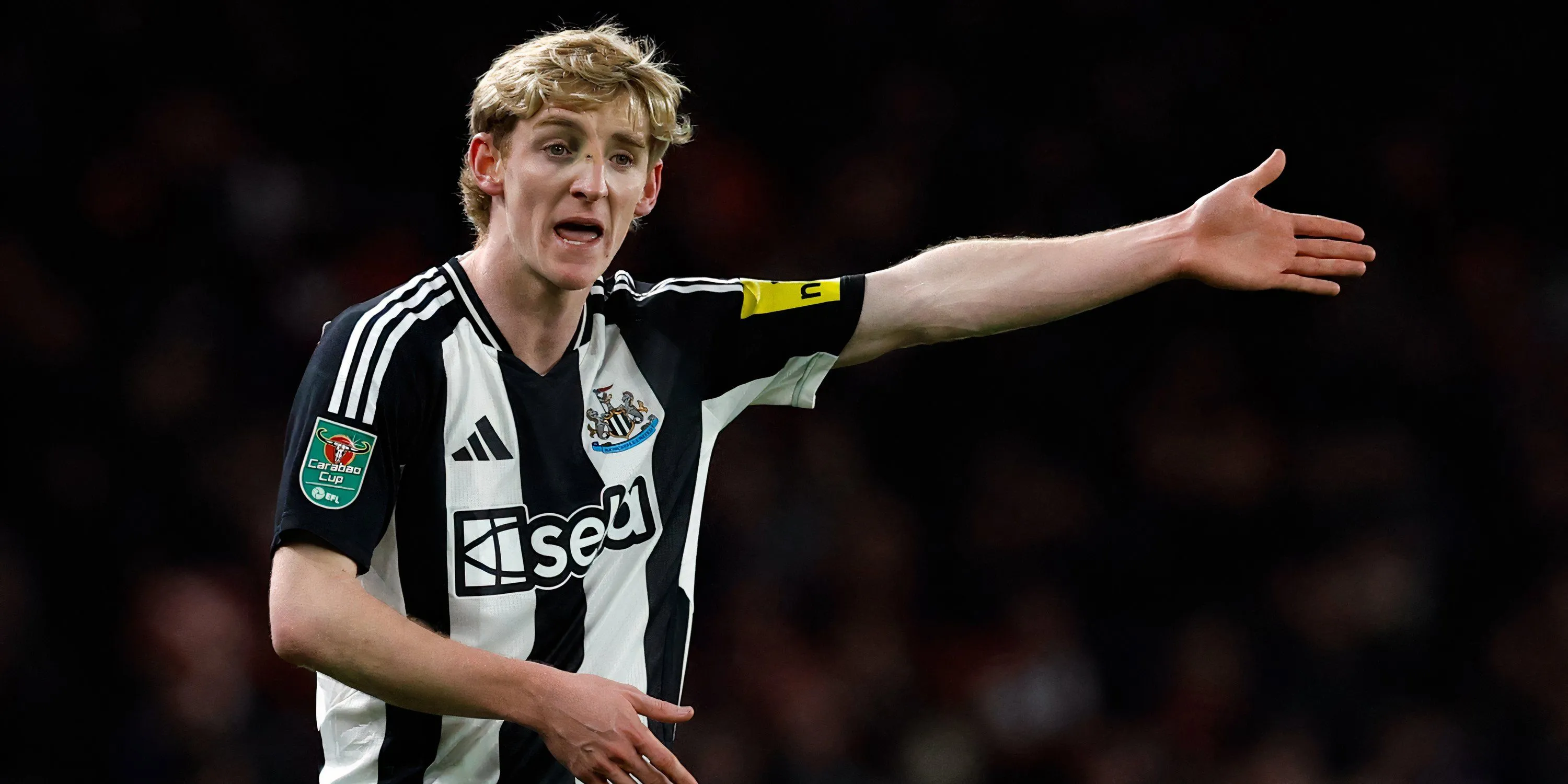 Anthony Gordon thi đấu cho Newcastle United