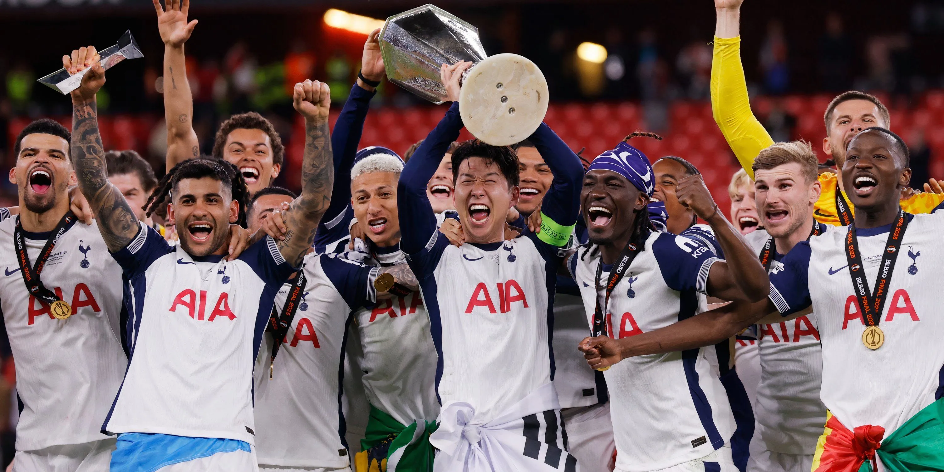 Các cầu thủ Spurs (Son, Romero, Bissouma) ăn mừng sau khi vô địch Europa League