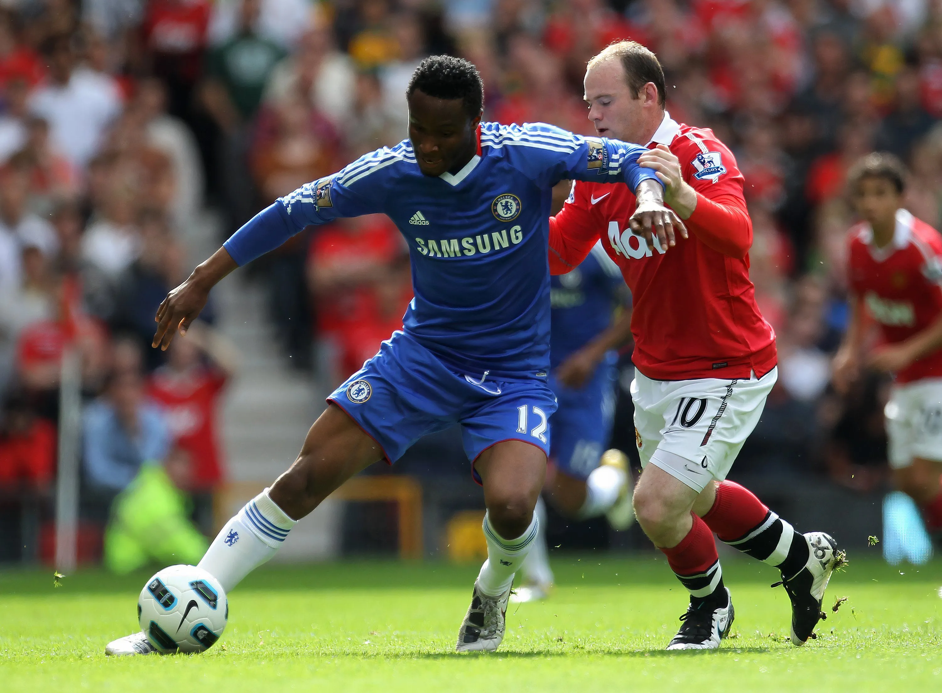 Cảnh đối đầu giữa Manchester United và Chelsea