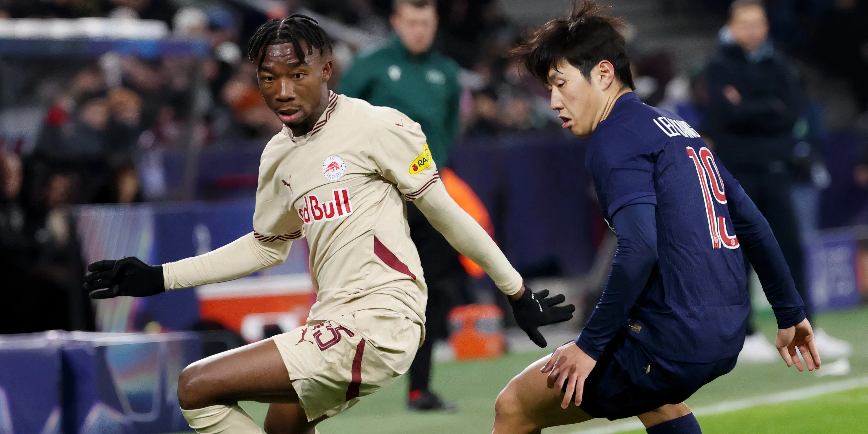 Cầu thủ chạy cánh Dorgeles Nene trong màu áo Red Bull Salzburg.