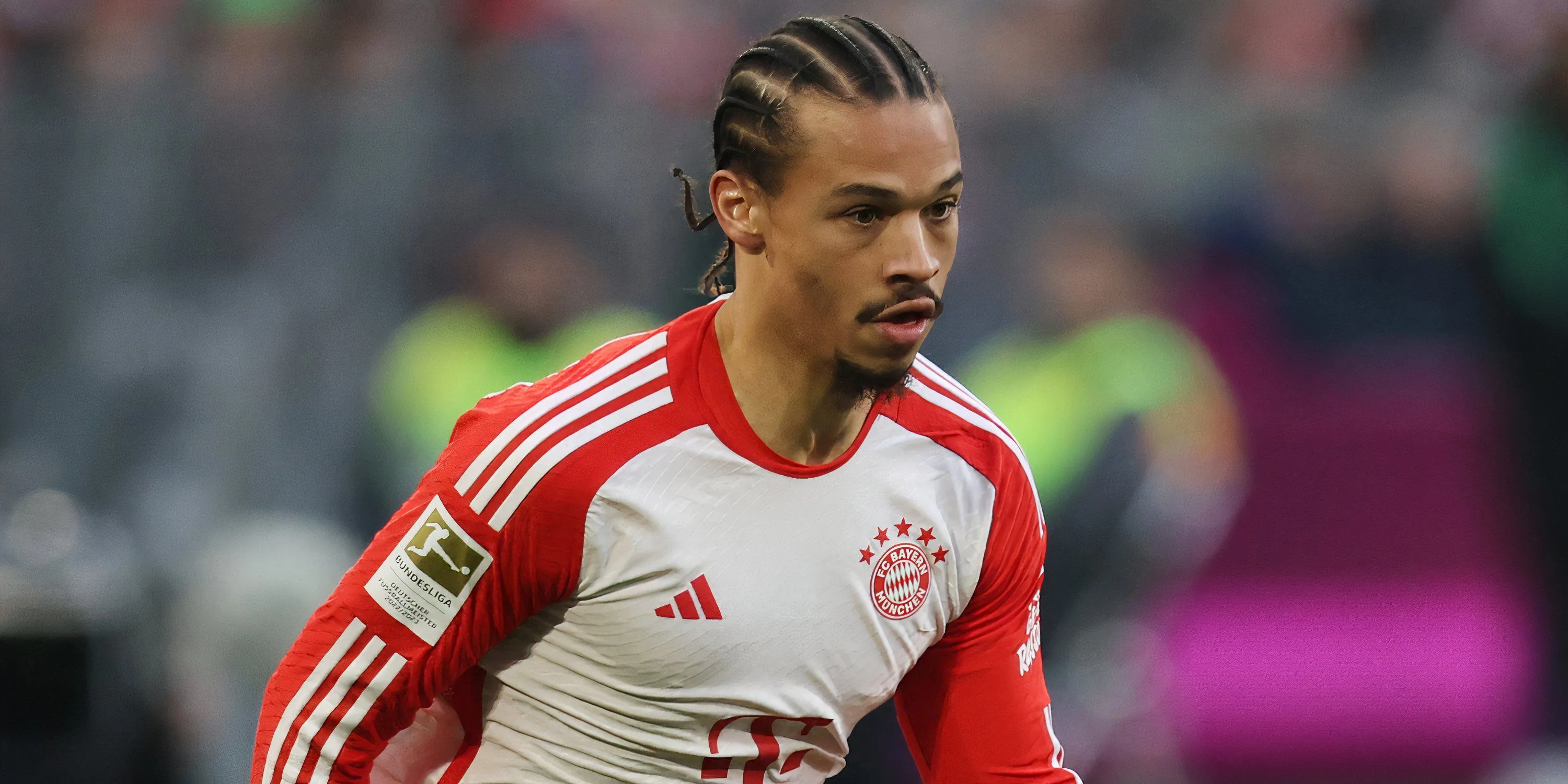 Cầu thủ chạy cánh Leroy Sane trong một pha xử lý bóng