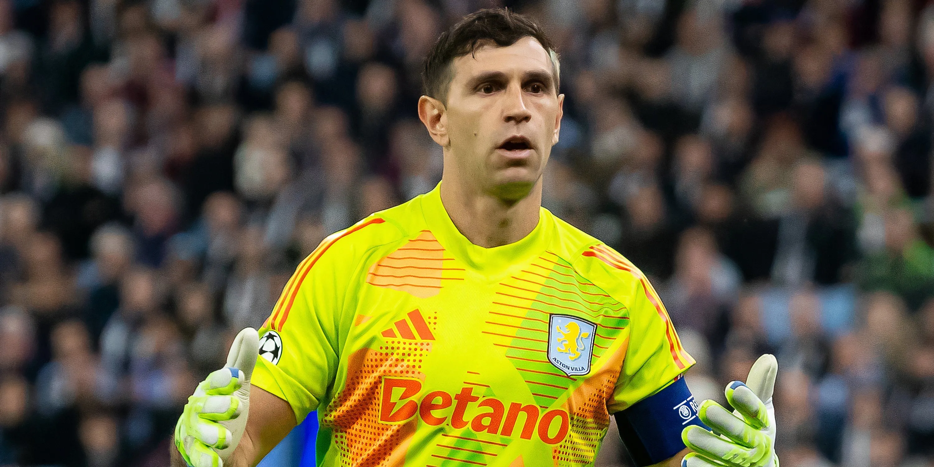 Emiliano Martinez trong màu áo Aston Villa chờ đợi tin chuyển nhượng MU