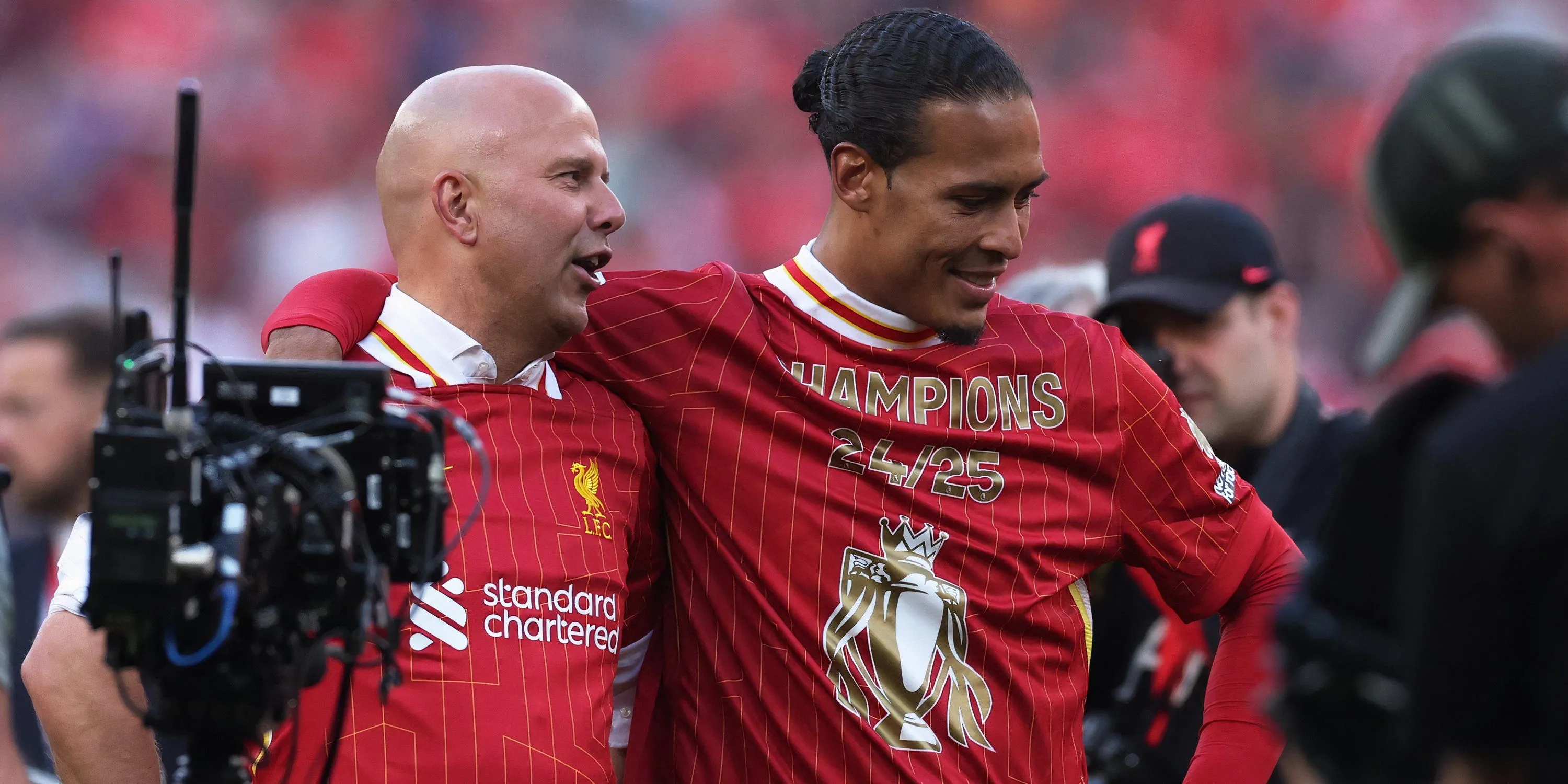 HLV Arne Slot và đội trưởng Virgil van Dijk của Liverpool