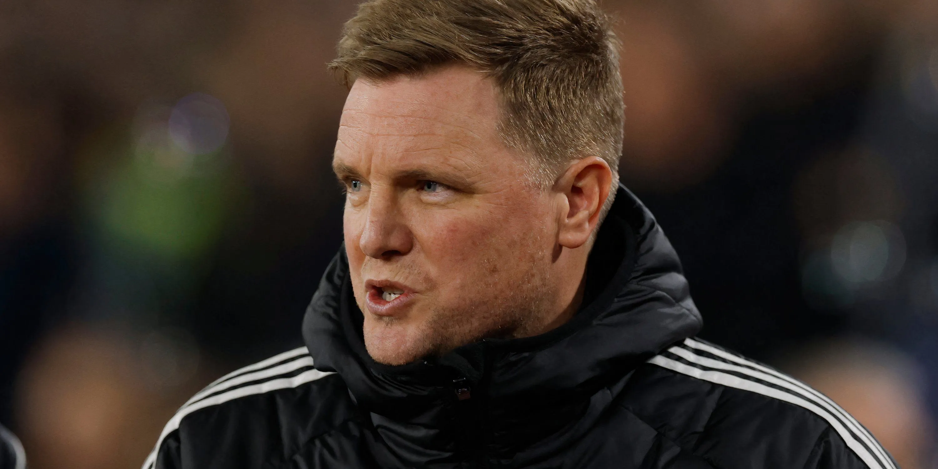 HLV Eddie Howe của Newcastle đang theo dõi trận đấu.