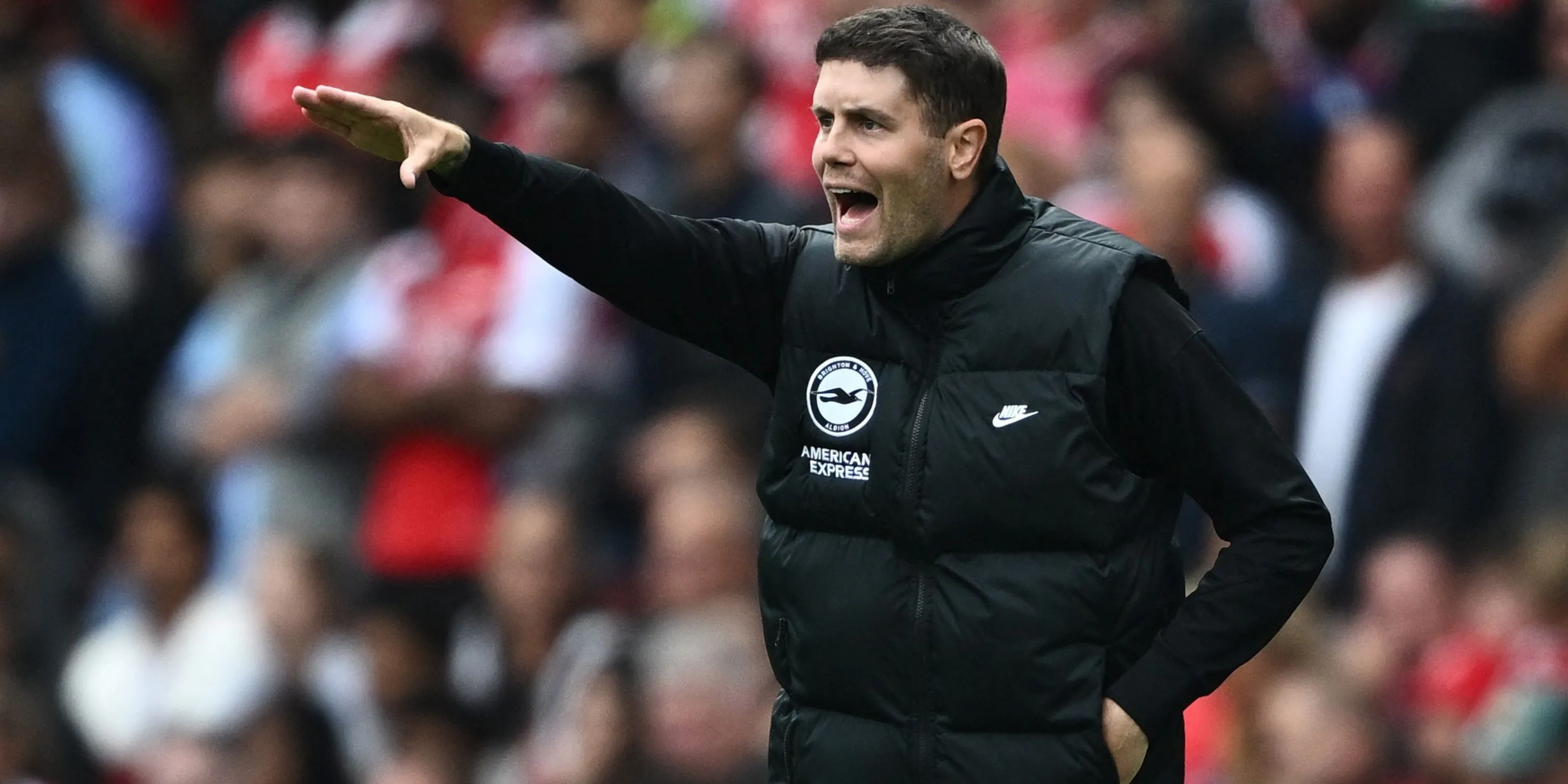 HLV Fabian Hurzeler chỉ đạo trên sân của Brighton &amp; Hove Albion