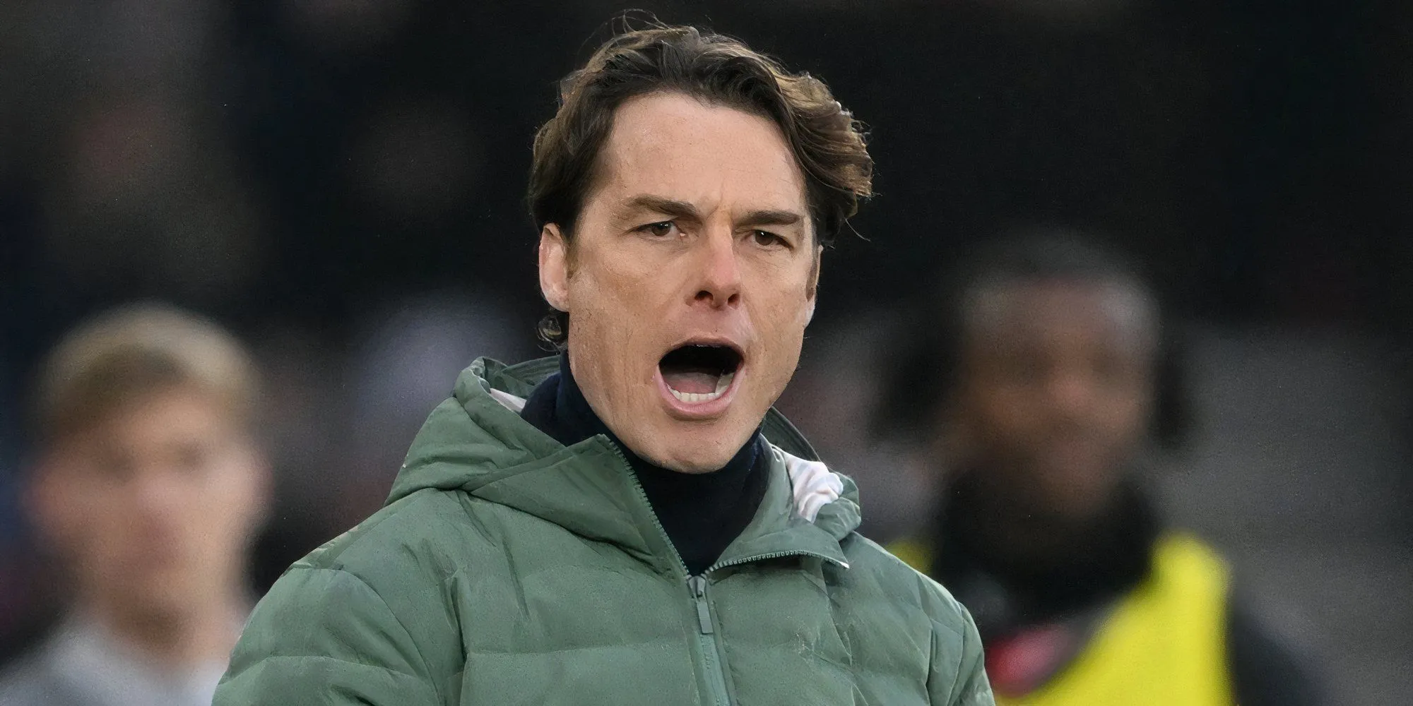 HLV Scott Parker của Burnley theo dõi trận đấu