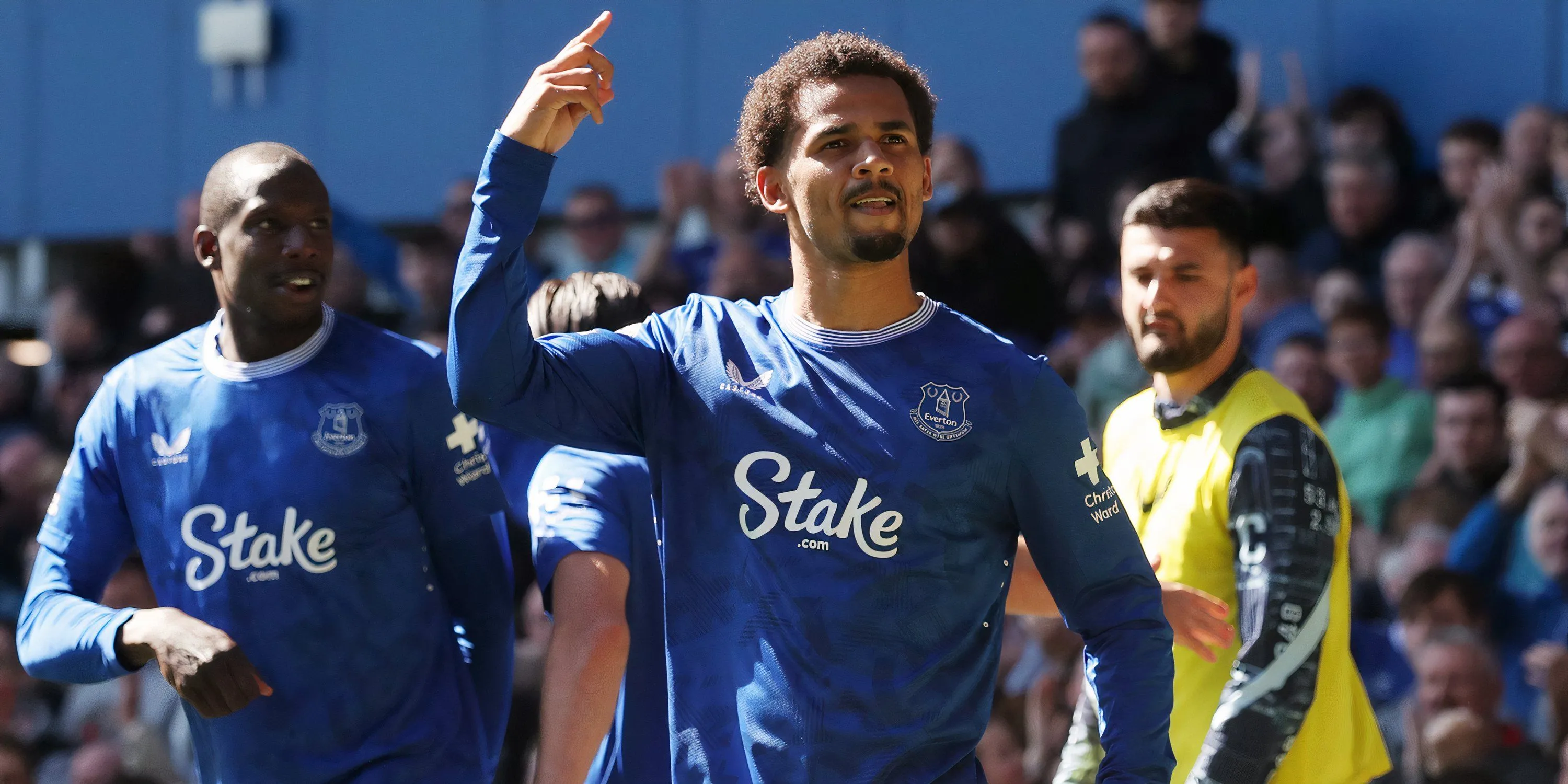 Iliman Ndiaye thi đấu cho Everton