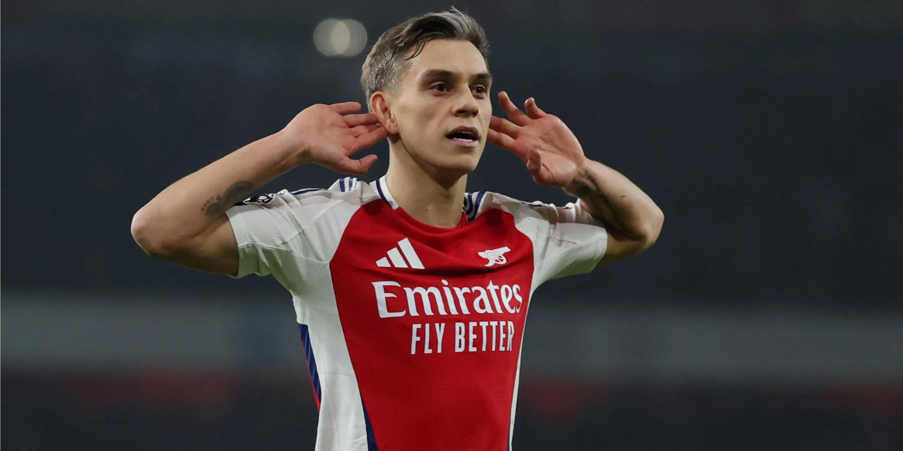 Leandro Trossard ăn mừng bàn thắng trong màu áo Arsenal