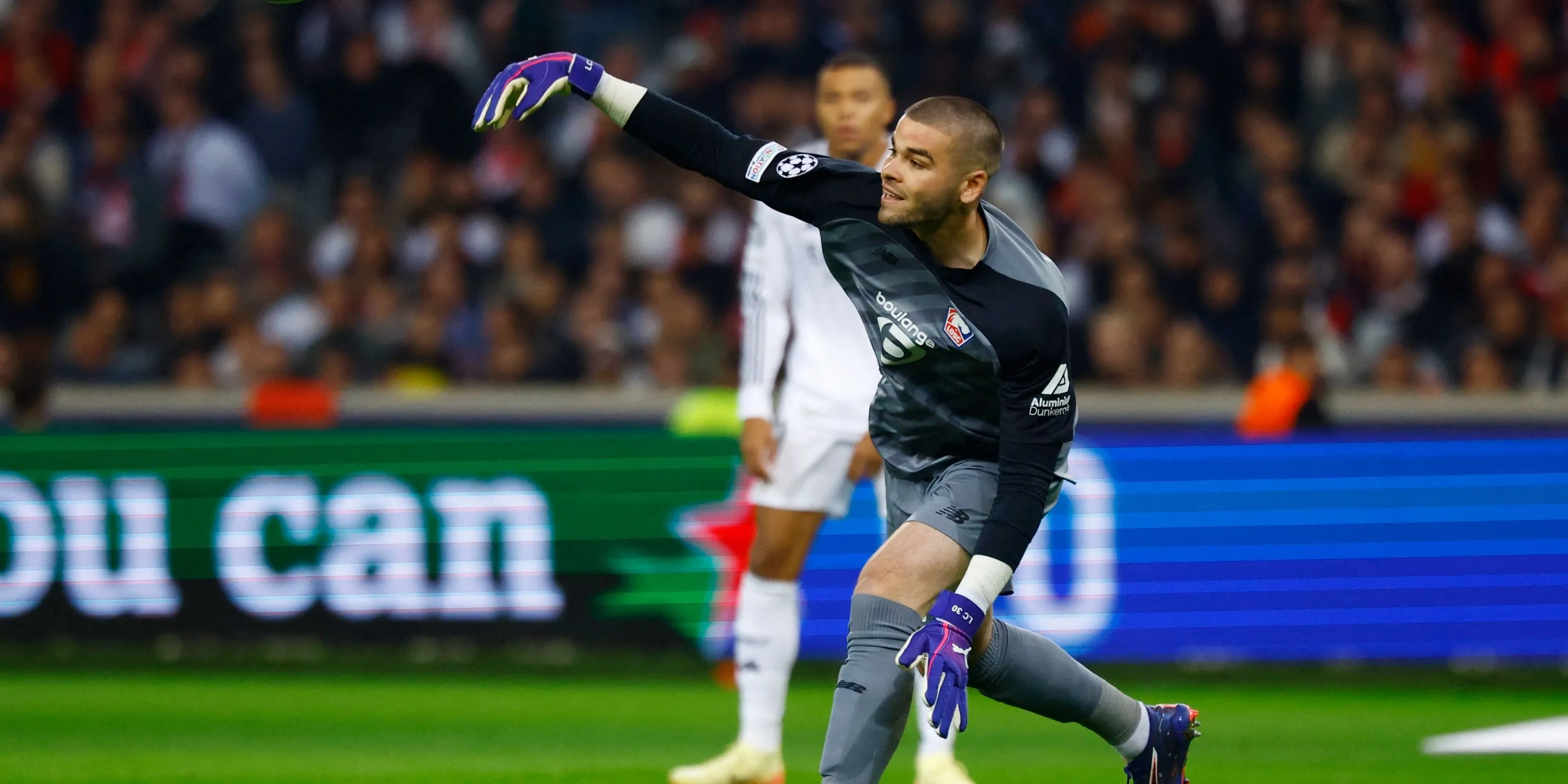 Lucas Chevalier, mục tiêu chuyển nhượng của Aston Villa, trong một trận đấu cho Lille