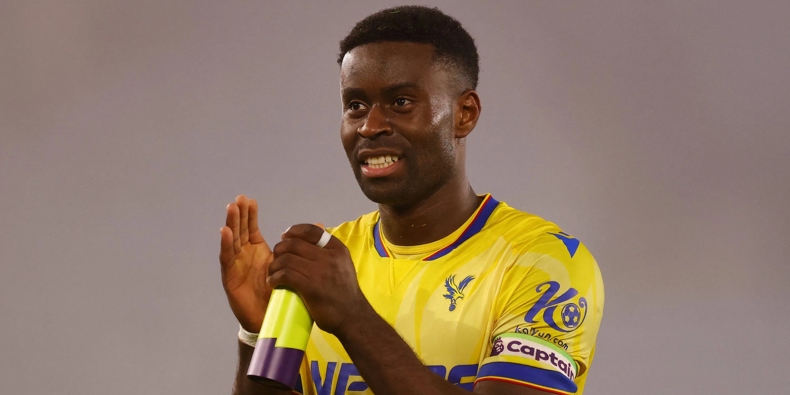 Marc Guehi ăn mừng sau chiến thắng cùng Crystal Palace