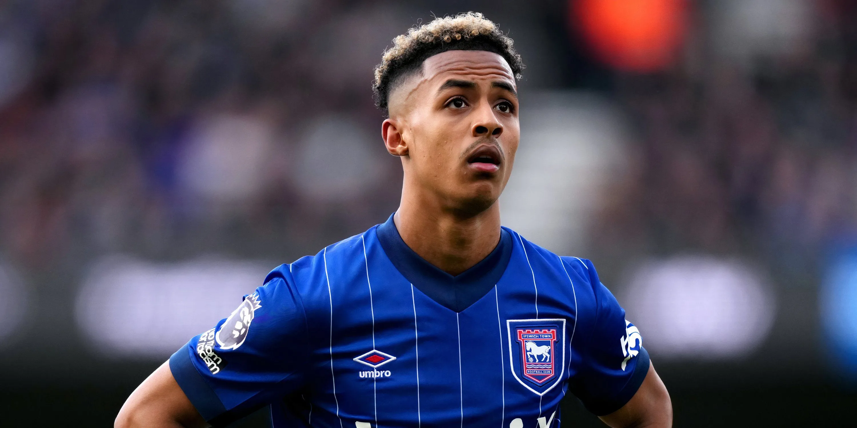 Omari Hutchinson trong màu áo Ipswich Town thi đấu tại Premier League mùa 2024/25