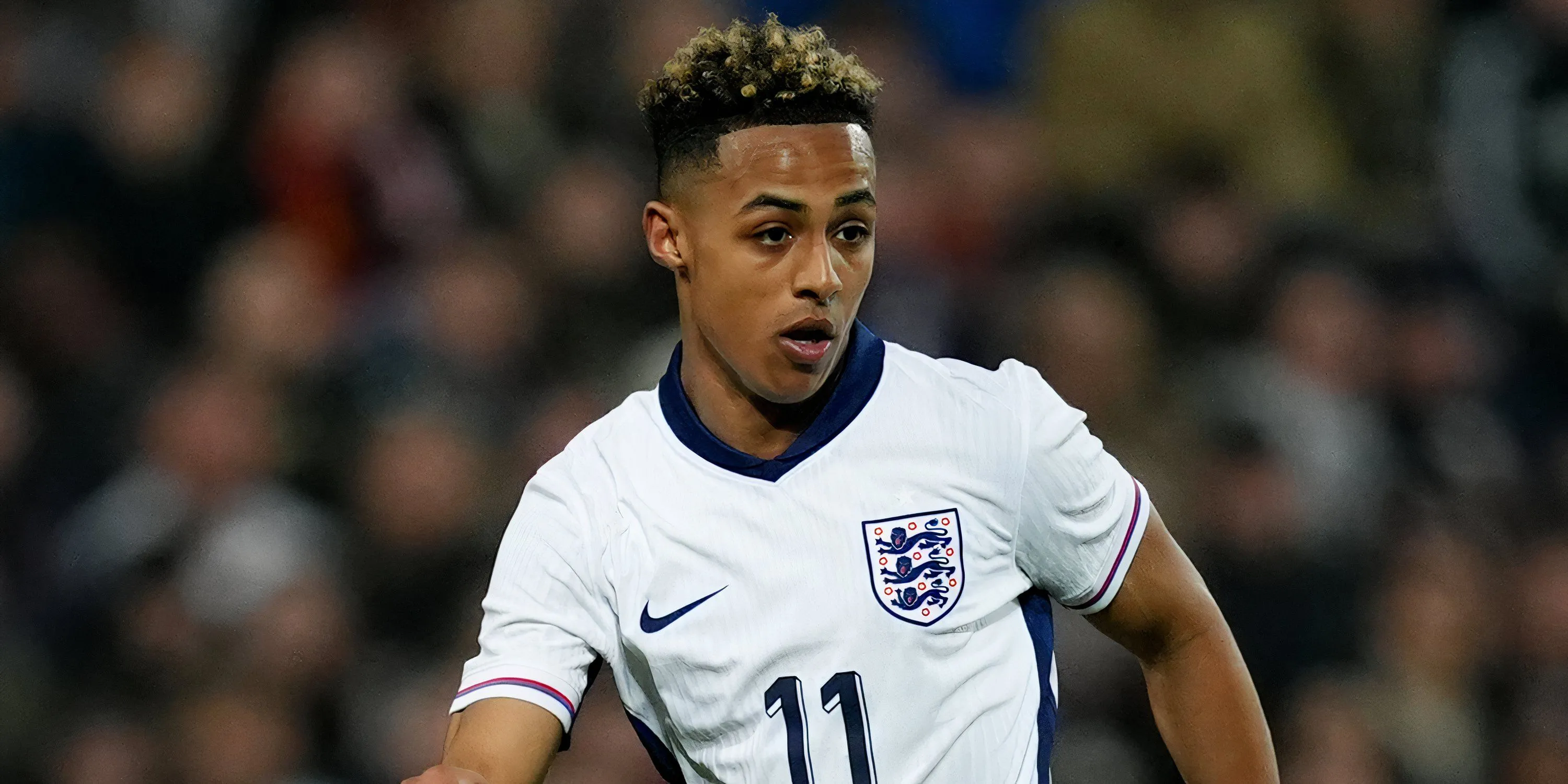 Omari Hutchinson trong trận đấu cho đội tuyển U21 Anh, chuẩn bị tham dự giải Vô địch châu Âu