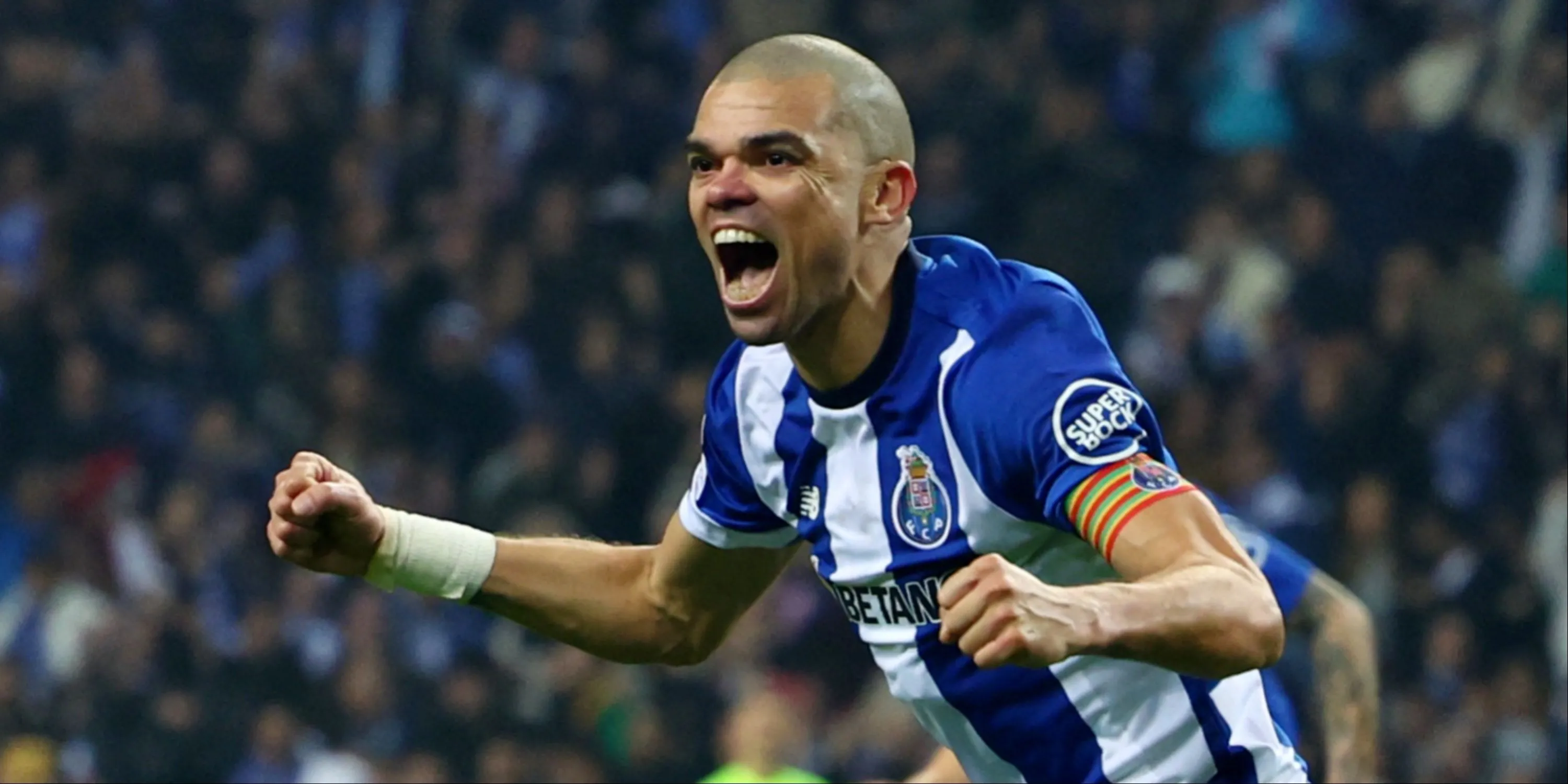 Pepe ăn mừng bàn thắng cho Porto