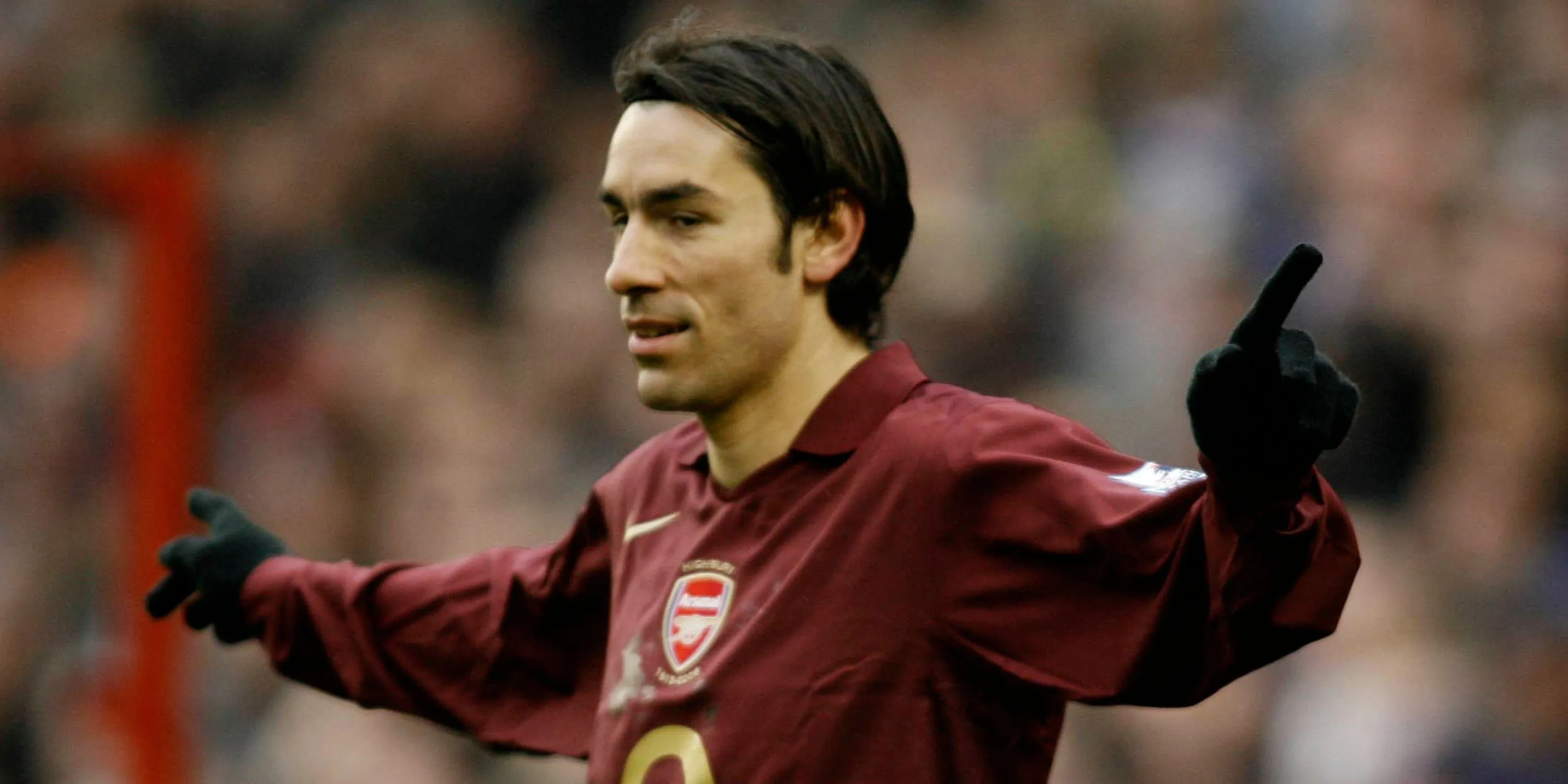 Robert Pires rê bóng qua đối thủ cho Arsenal