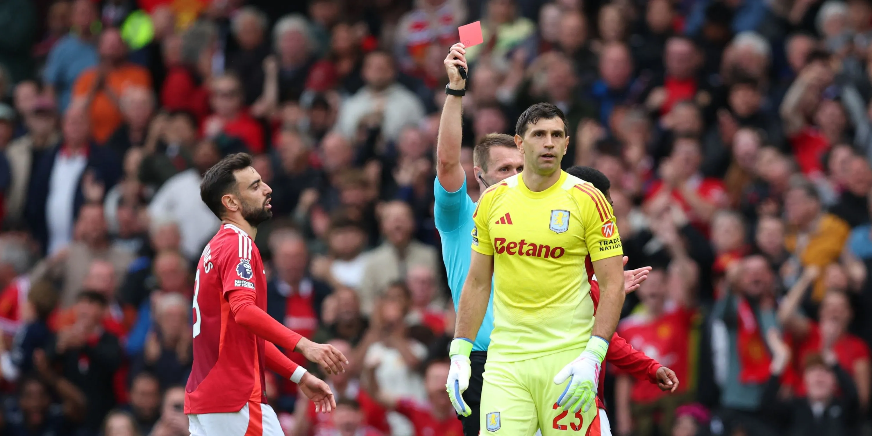 Thủ môn Emi Martínez trong màu áo Aston Villa