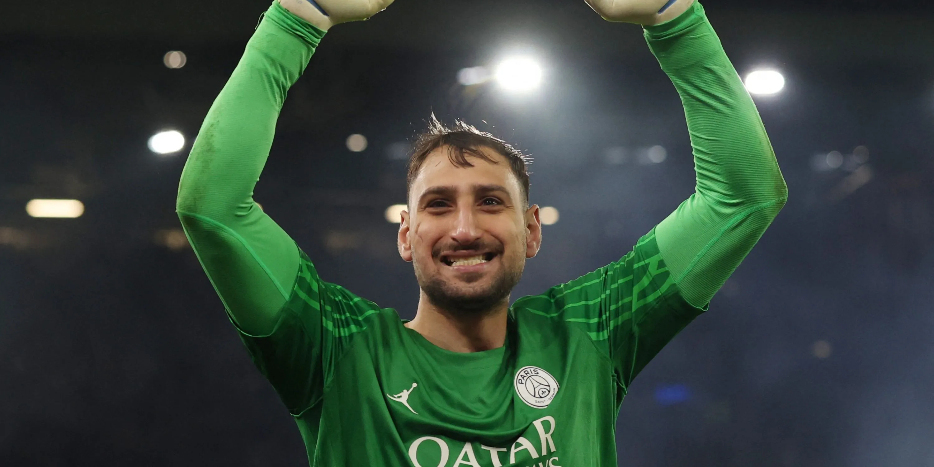 Thủ môn Gianluigi Donnarumma trong màu áo PSG, so sánh với Andre Onana của Manchester United