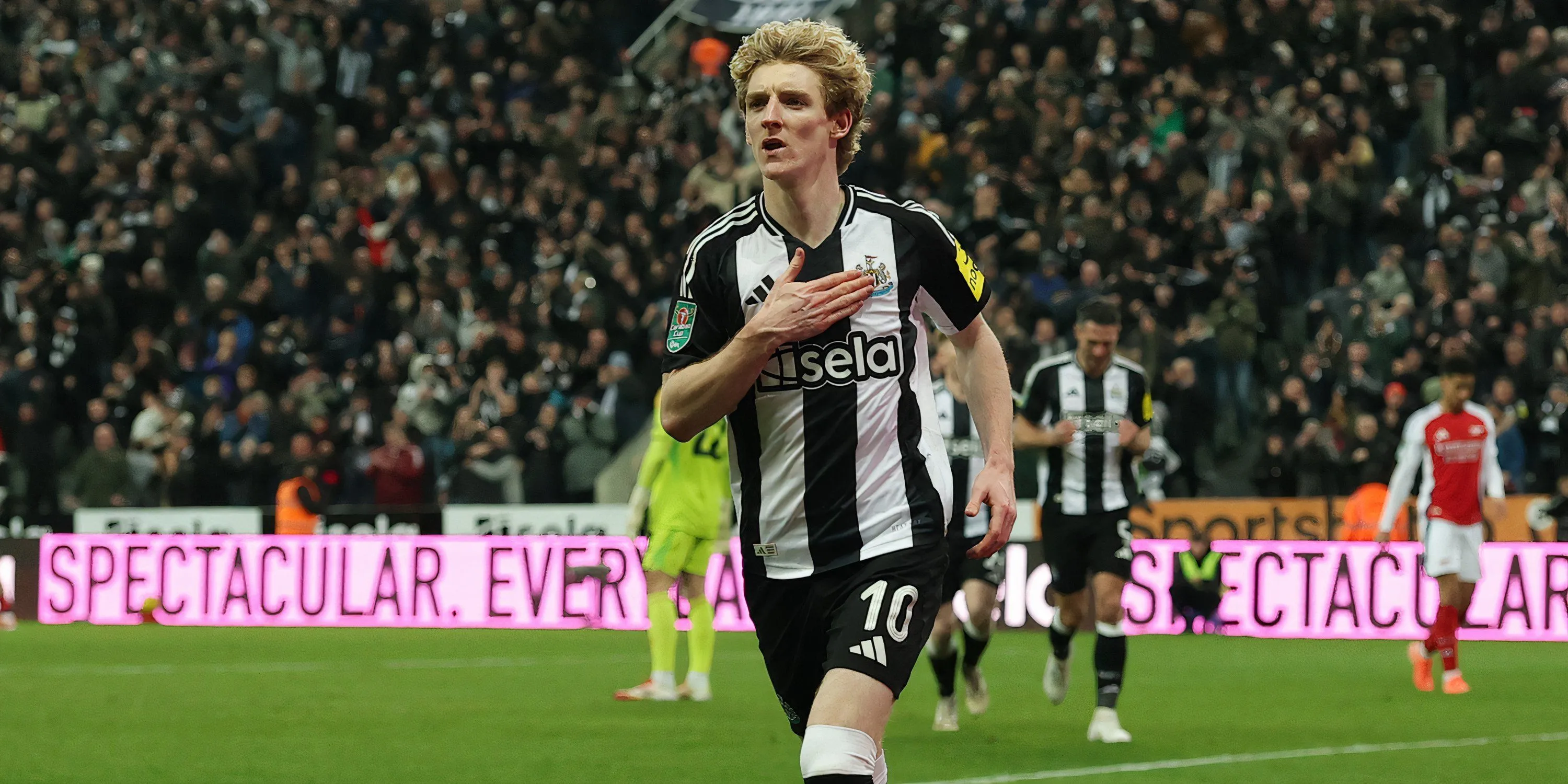 Tiền đạo Anthony Gordon trong màu áo Newcastle United cùng HLV Eddie Howe