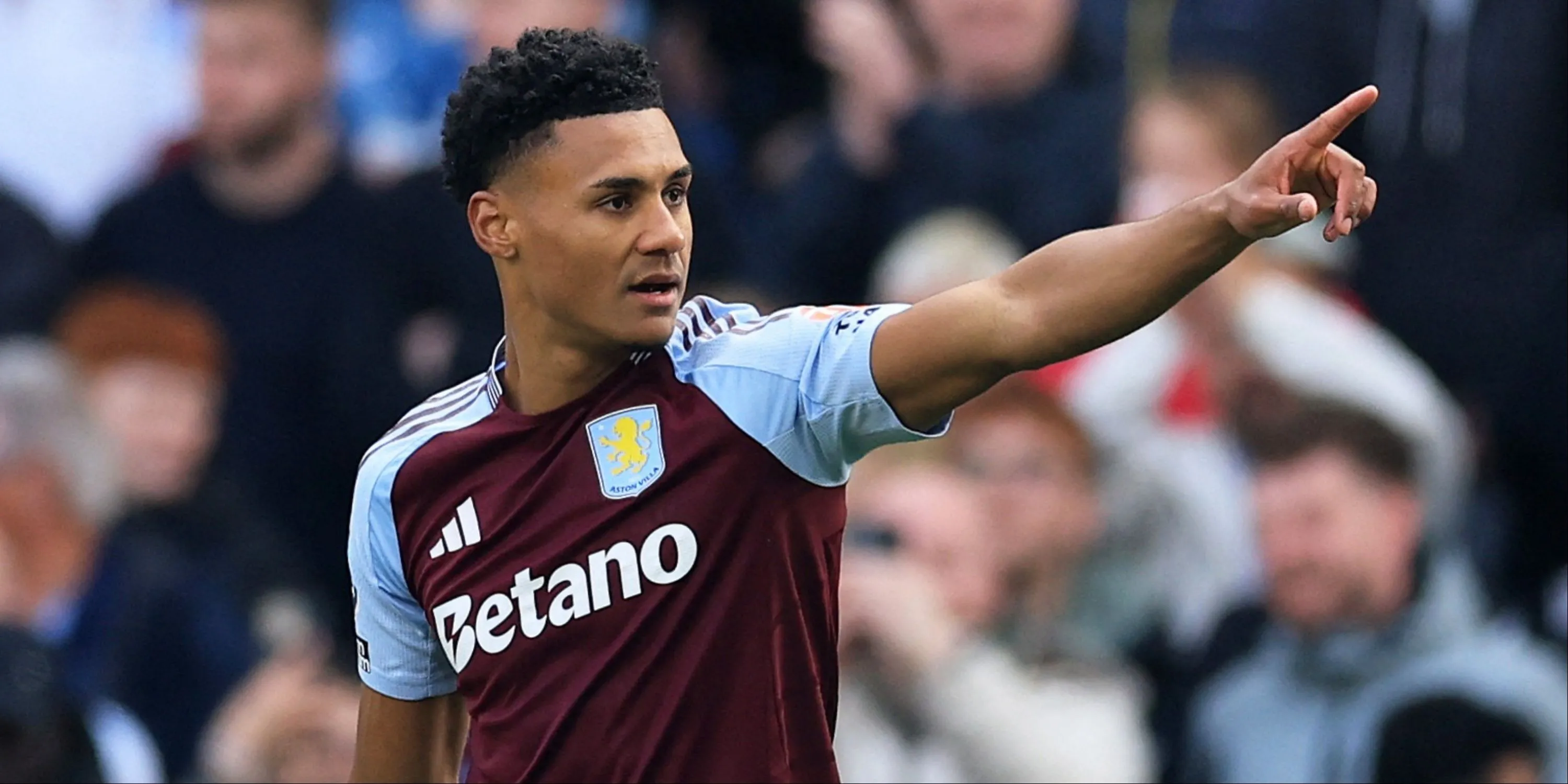 Tiền đạo Ollie Watkins của Aston Villa chỉ tay hướng dẫn đồng đội trên sân