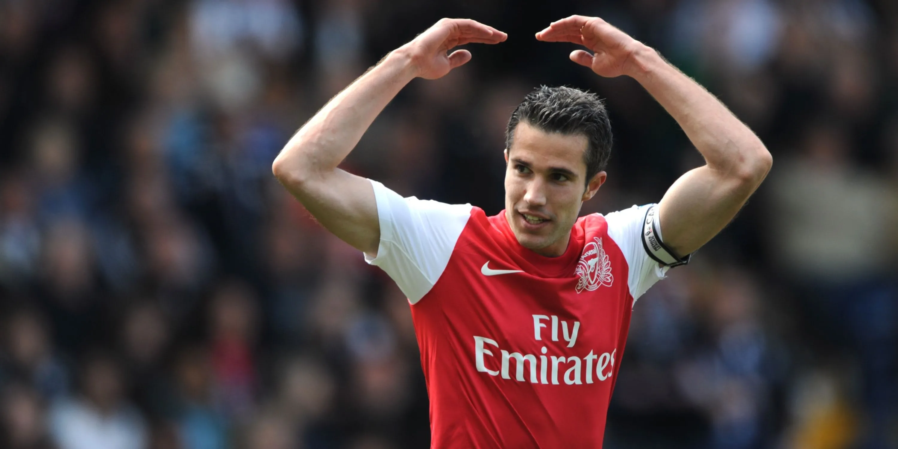 Tiền đạo Robin van Persie trong màu áo Arsenal, so sánh với Harry Kane