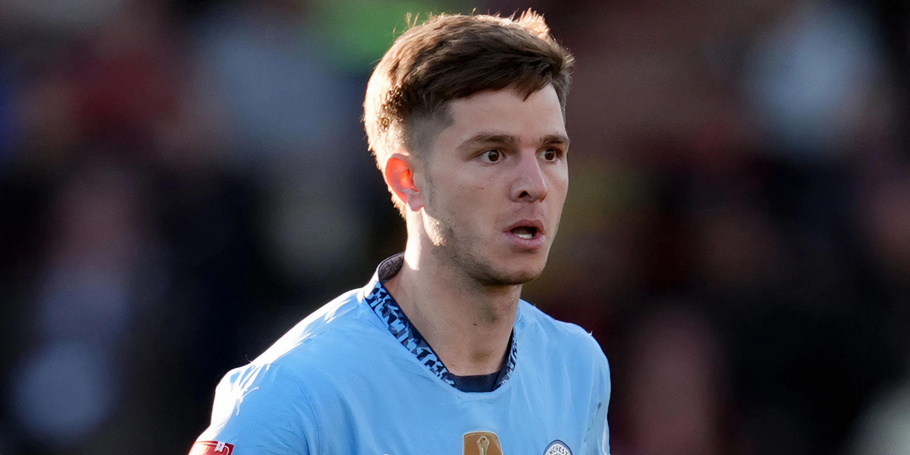 Tiền vệ James McAtee trong màu áo Manchester City trên sân cỏ