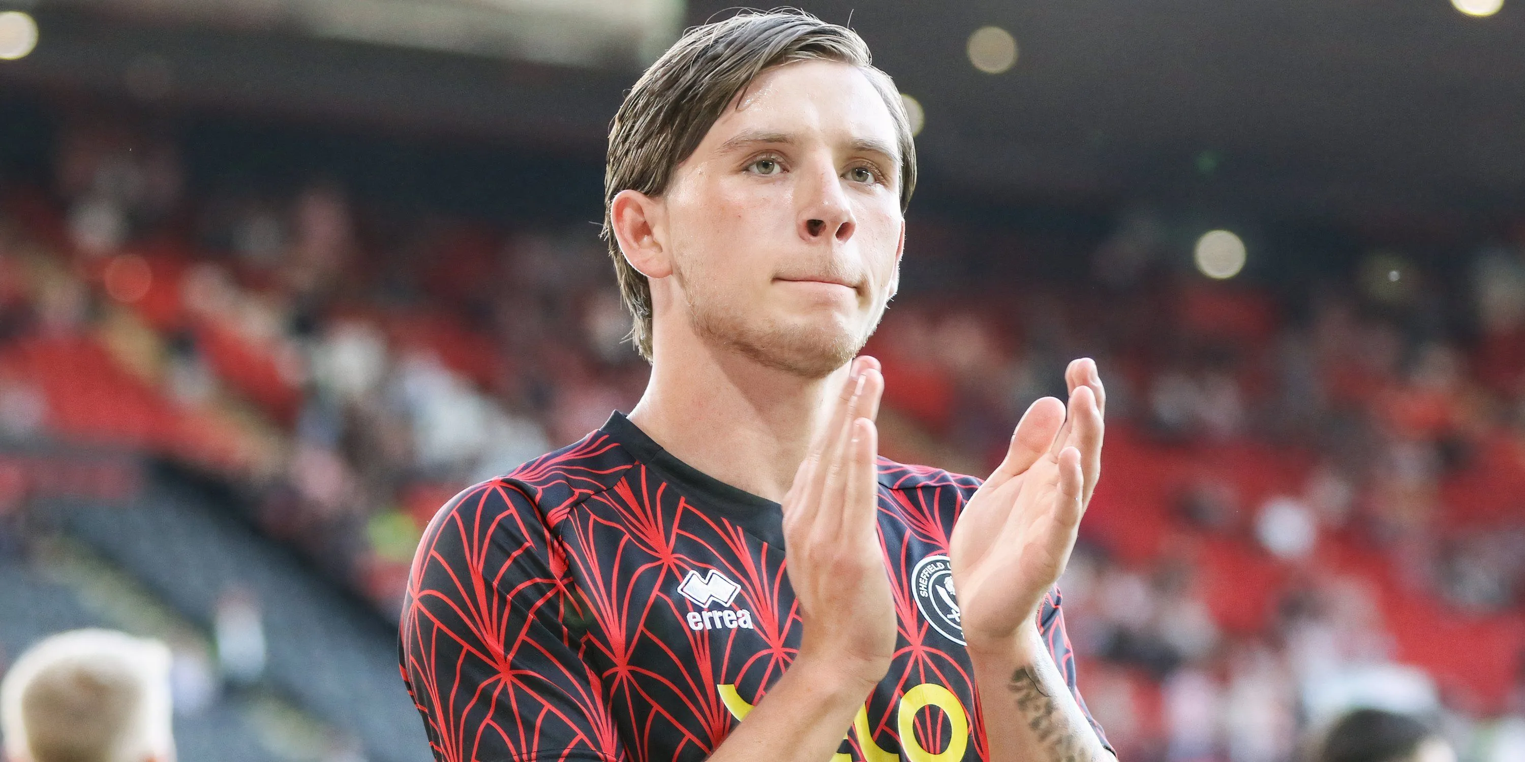 Tiền vệ Sydie Peck của Sheffield United vỗ tay chào người hâm mộ.