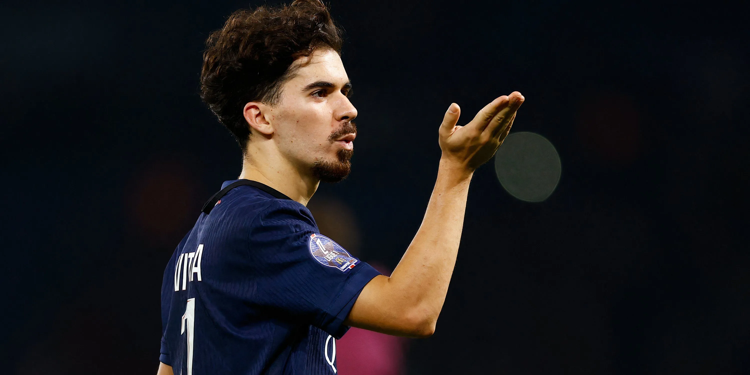 Tiền vệ Vitinha của Paris Saint-Germain, cầu thủ được dùng để so sánh với Angel Gomes