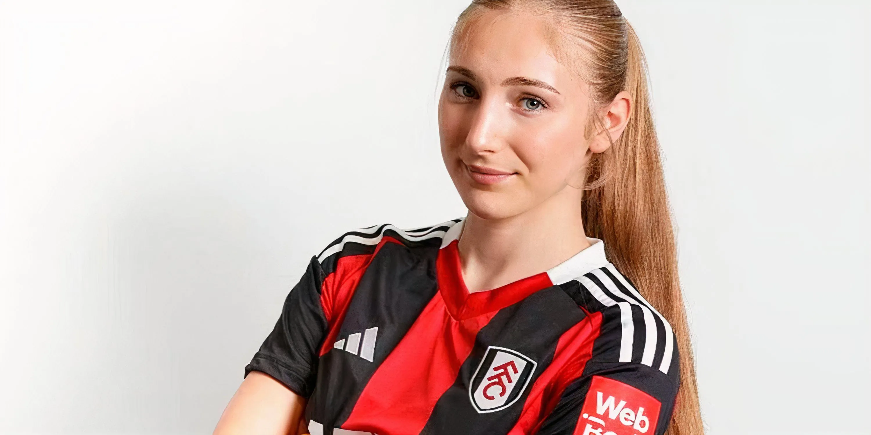 Adela Cechova, con gái cựu thủ môn Petr Cech, trong màu áo đội trẻ Fulham