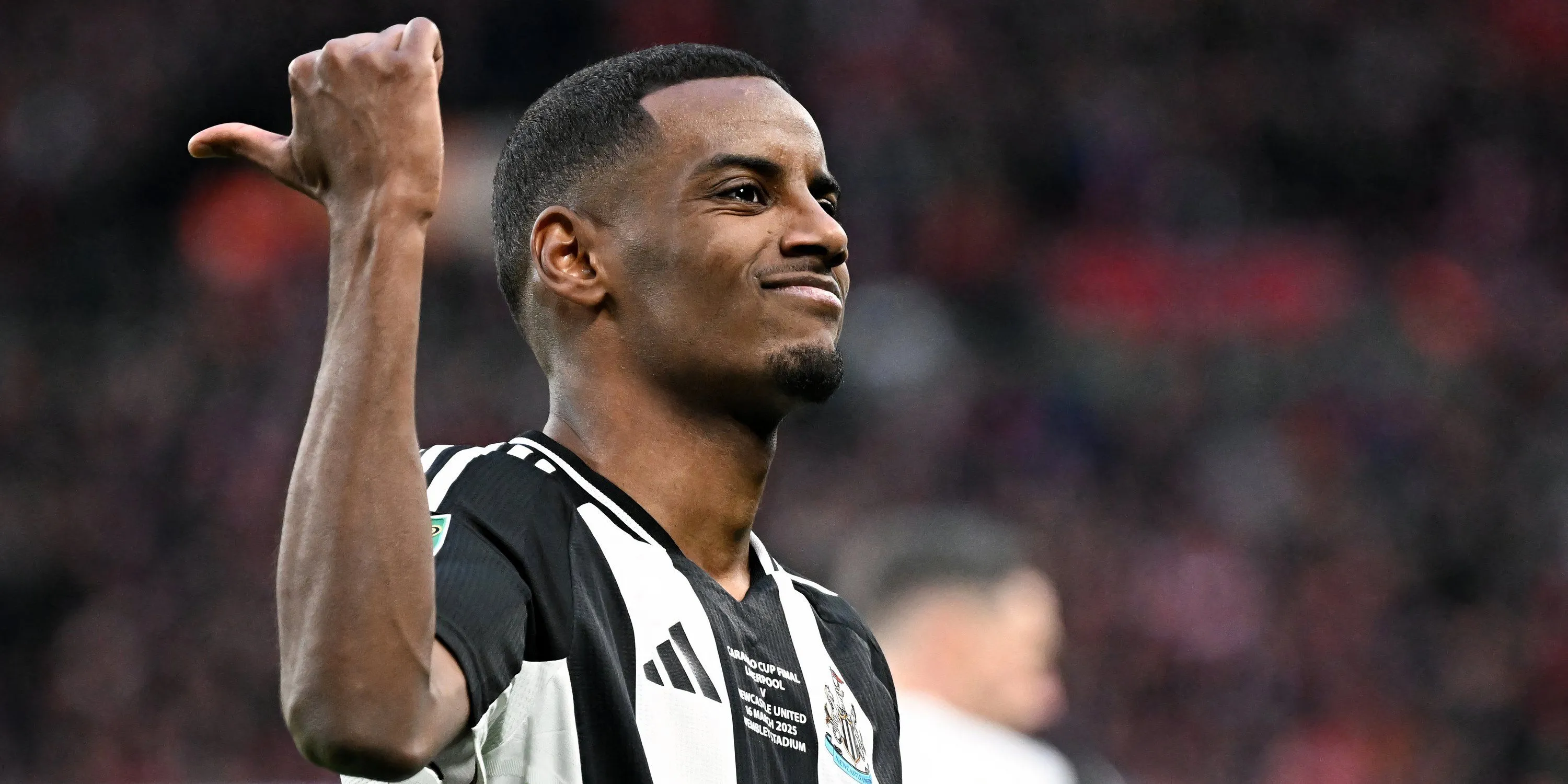 Alexander Isak trong màu áo Newcastle United thi đấu trên sân cỏ.