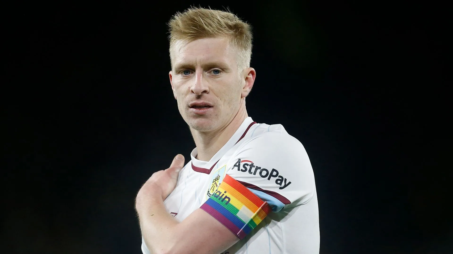 Ben Mee trong pha tranh chấp bóng trên sân cỏ Anh