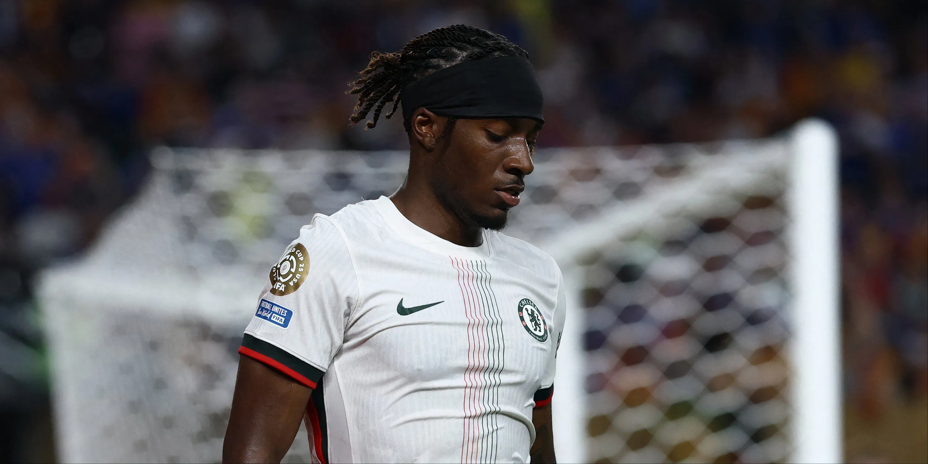 Cầu thủ chạy cánh Noni Madueke trong màu áo Chelsea, trước khi chuyển đến Arsenal trong mùa hè 2025.