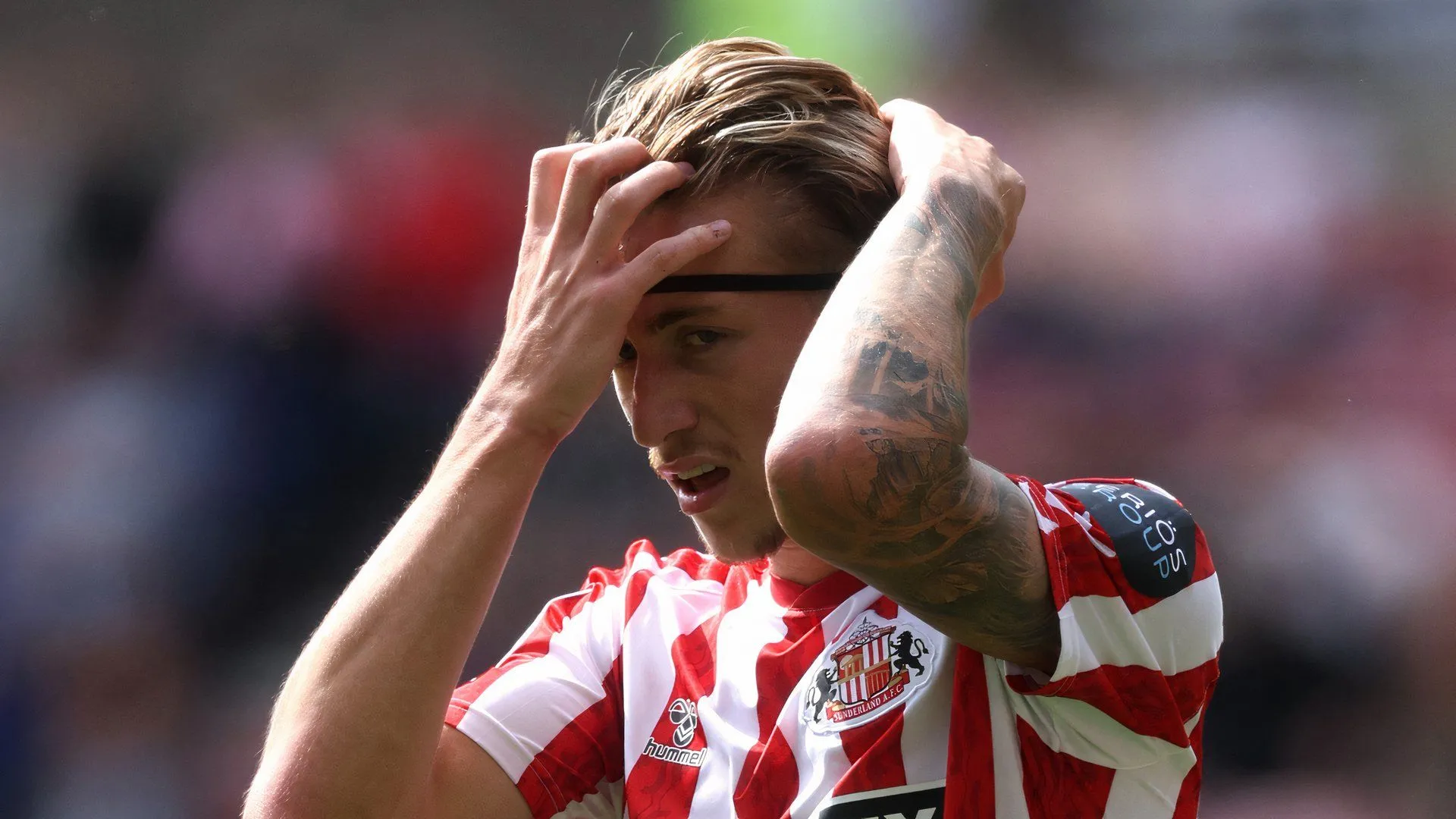 Cầu thủ Jack Clarke trong màu áo Sunderland thi đấu tại Championship, đang chạy với bóng