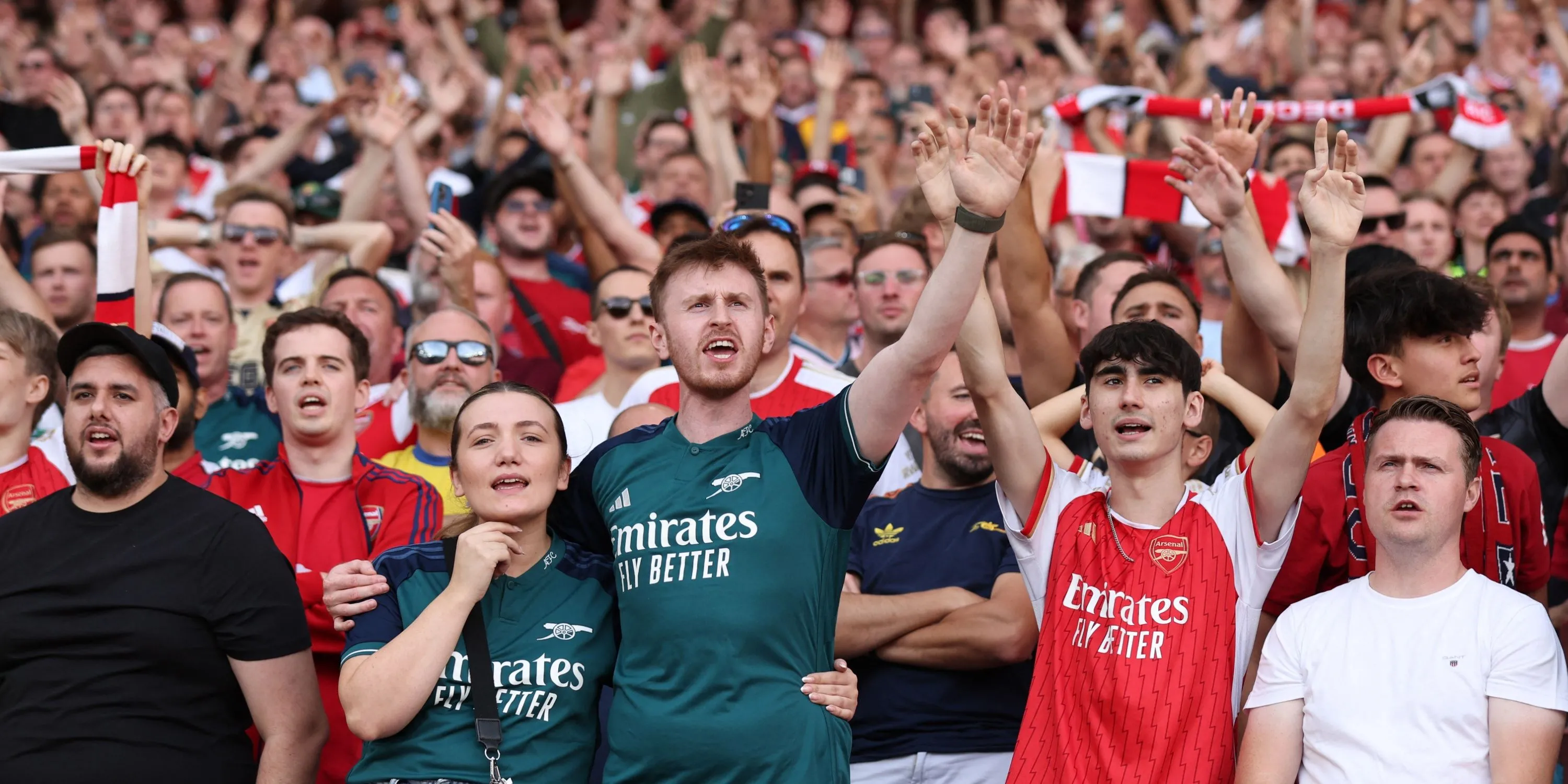 Cổ động viên Arsenal hát vang bài ca &quot;North London Forever&quot; tại Emirates Stadium