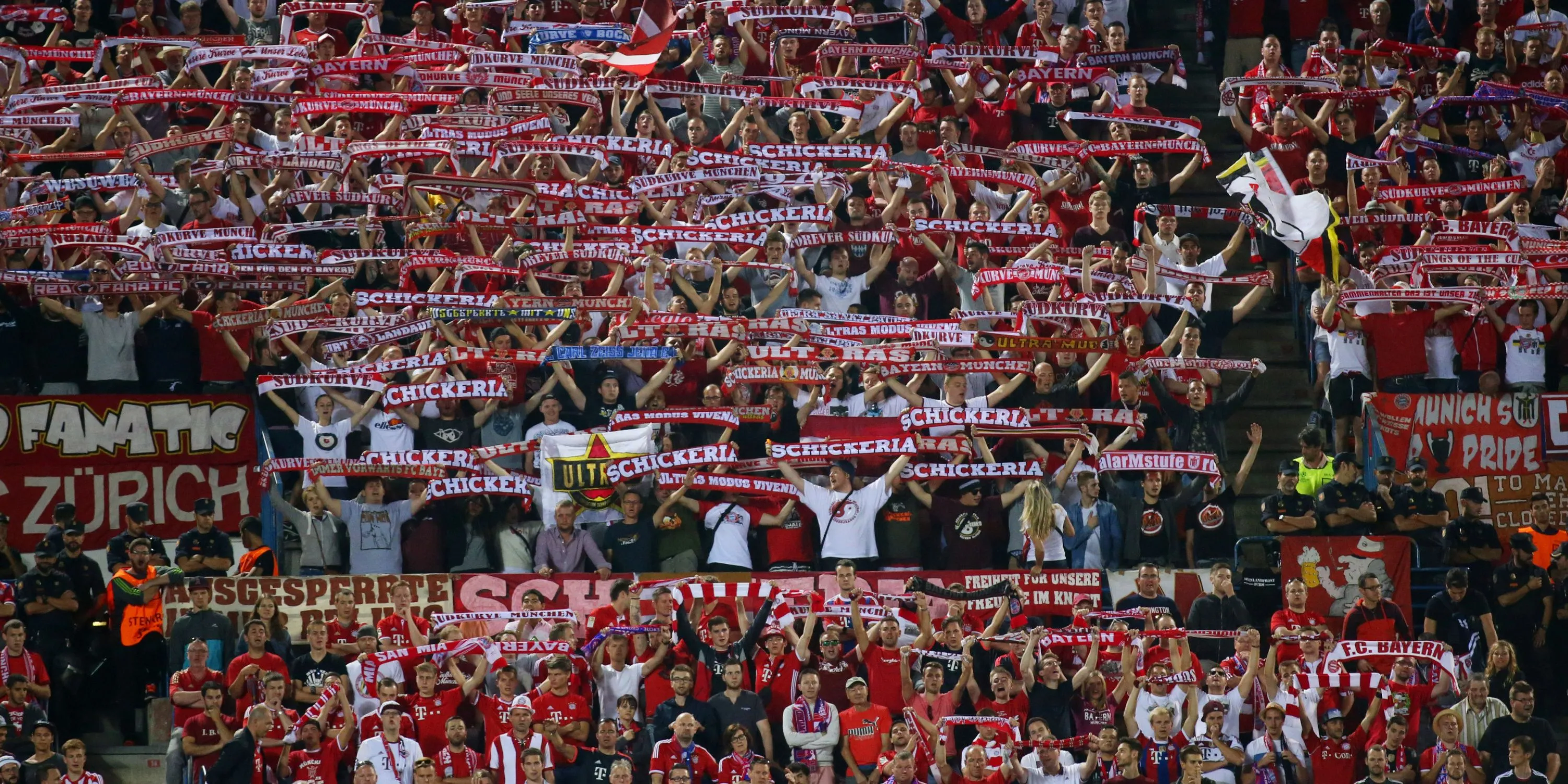 Cổ động viên Bayern Munich giơ cao khăn quàng cổ và hát vang bài ca truyền thống