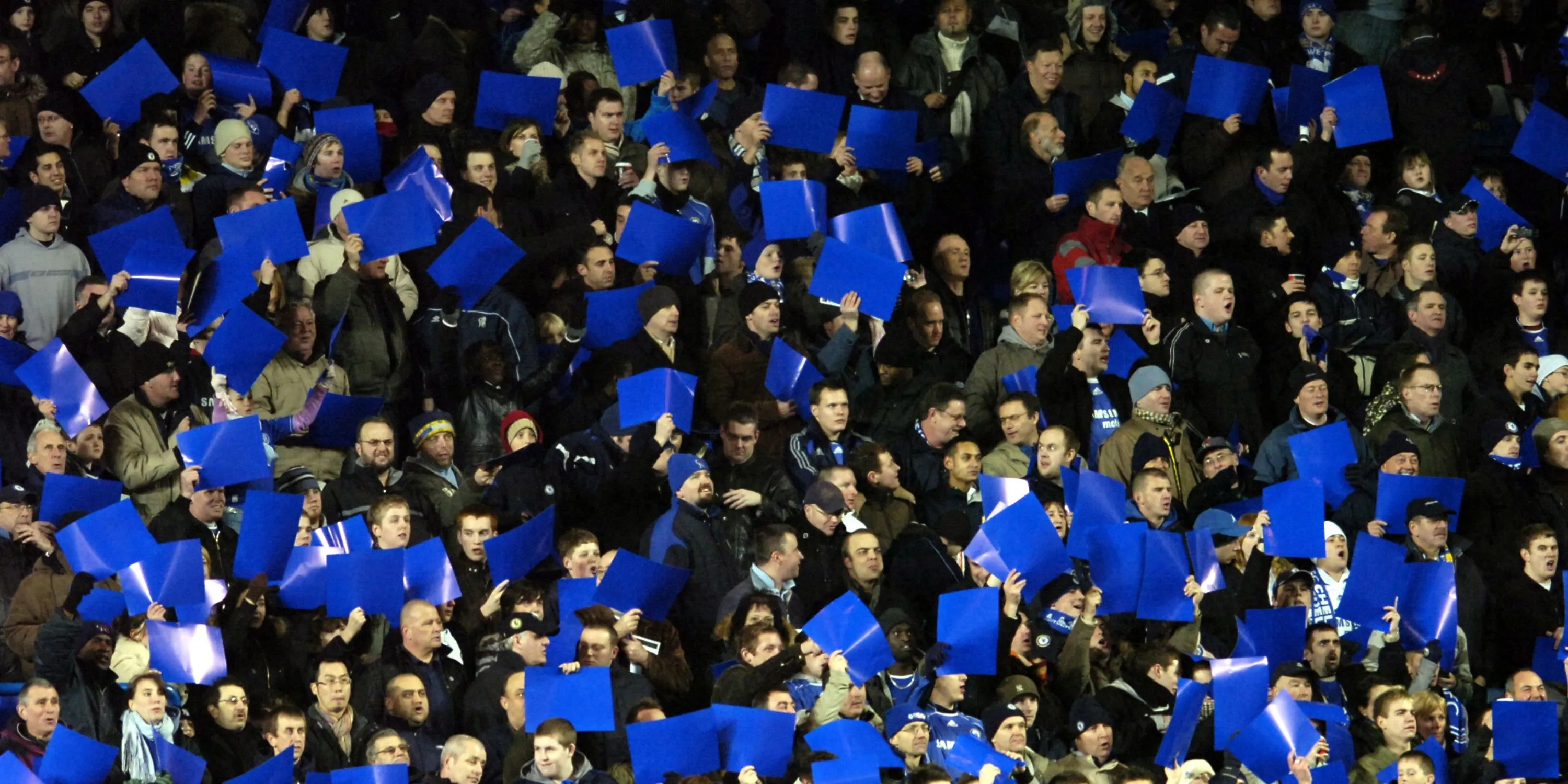 Cổ động viên Chelsea vẫy cờ xanh tại Stamford Bridge, thể hiện tinh thần The Blues