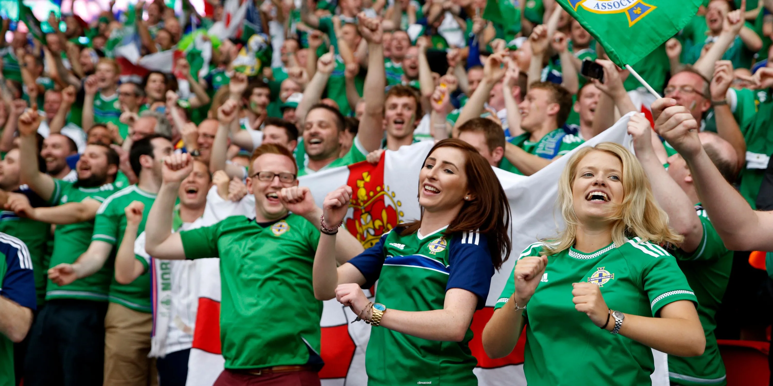 Cổ động viên đội tuyển Bắc Ireland nhiệt tình cổ vũ cầu thủ Will Grigg