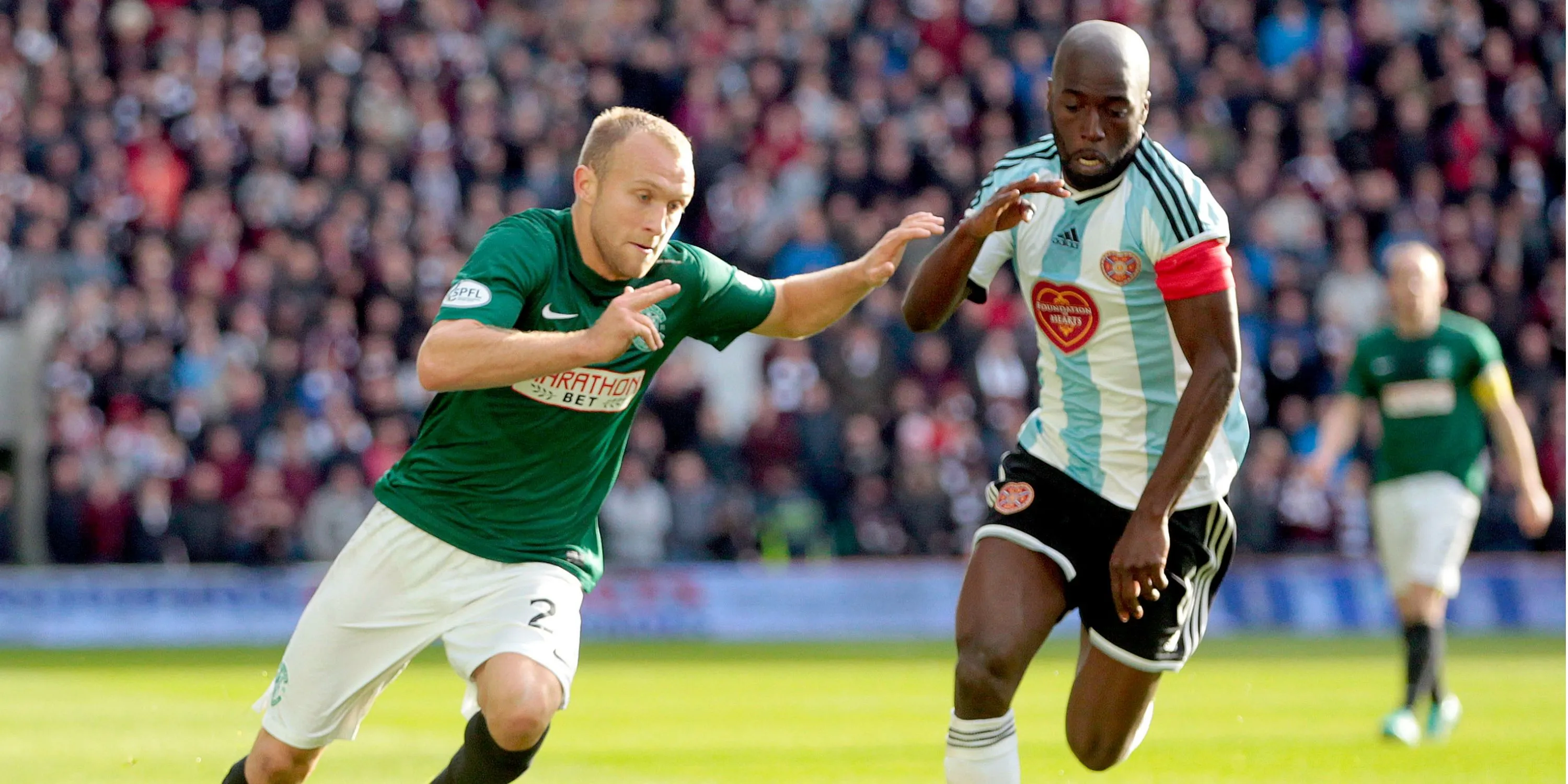 Cổ động viên Hibernian cổ vũ trong trận derby với Hearts, thể hiện tình yêu với bóng đá Scotland