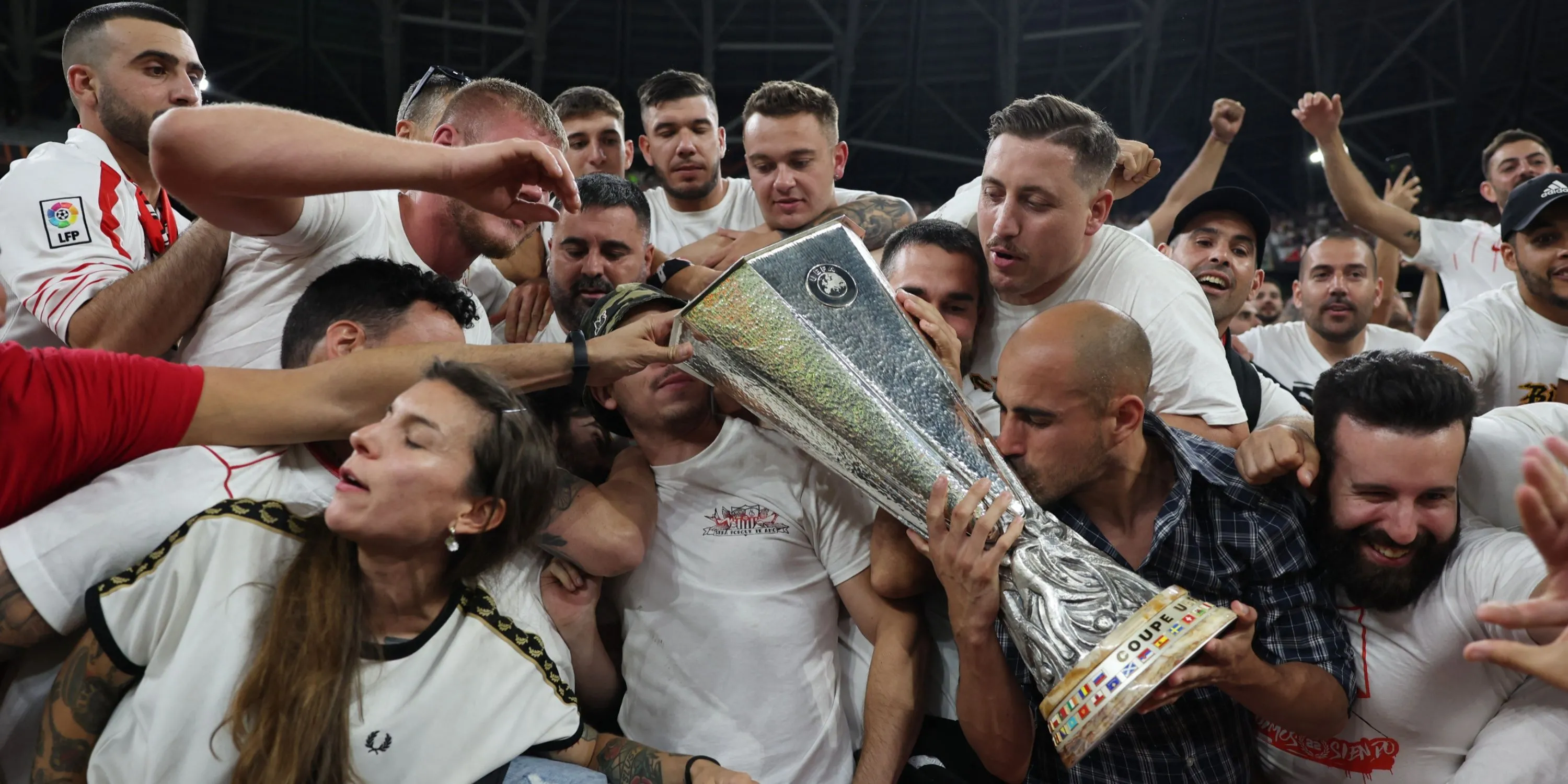 Cổ động viên Sevilla ăn mừng cuồng nhiệt với chiếc cúp Europa League lịch sử của câu lạc bộ